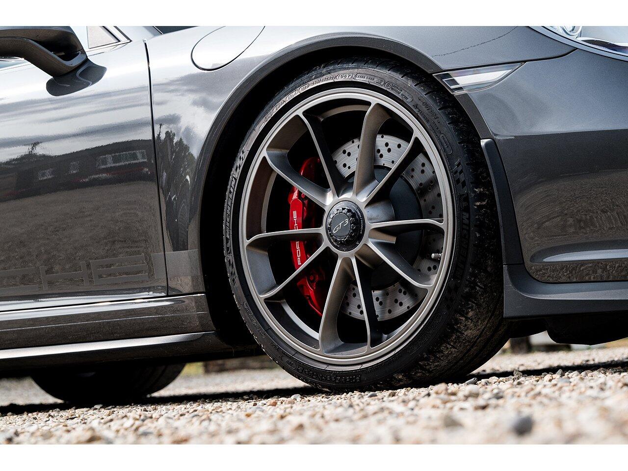 Porsche 911 view 10