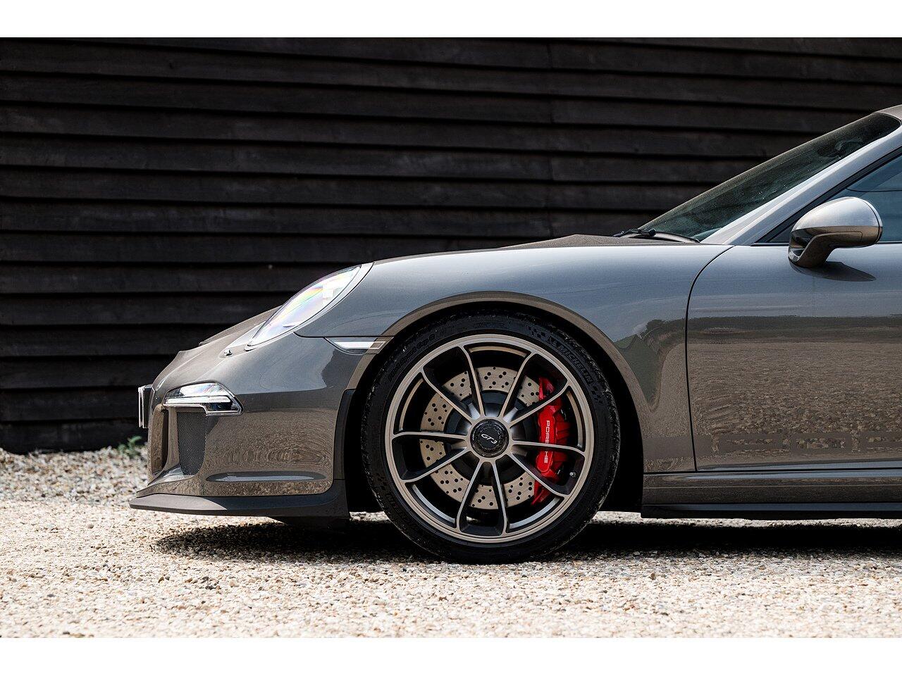 Porsche 911 view 8