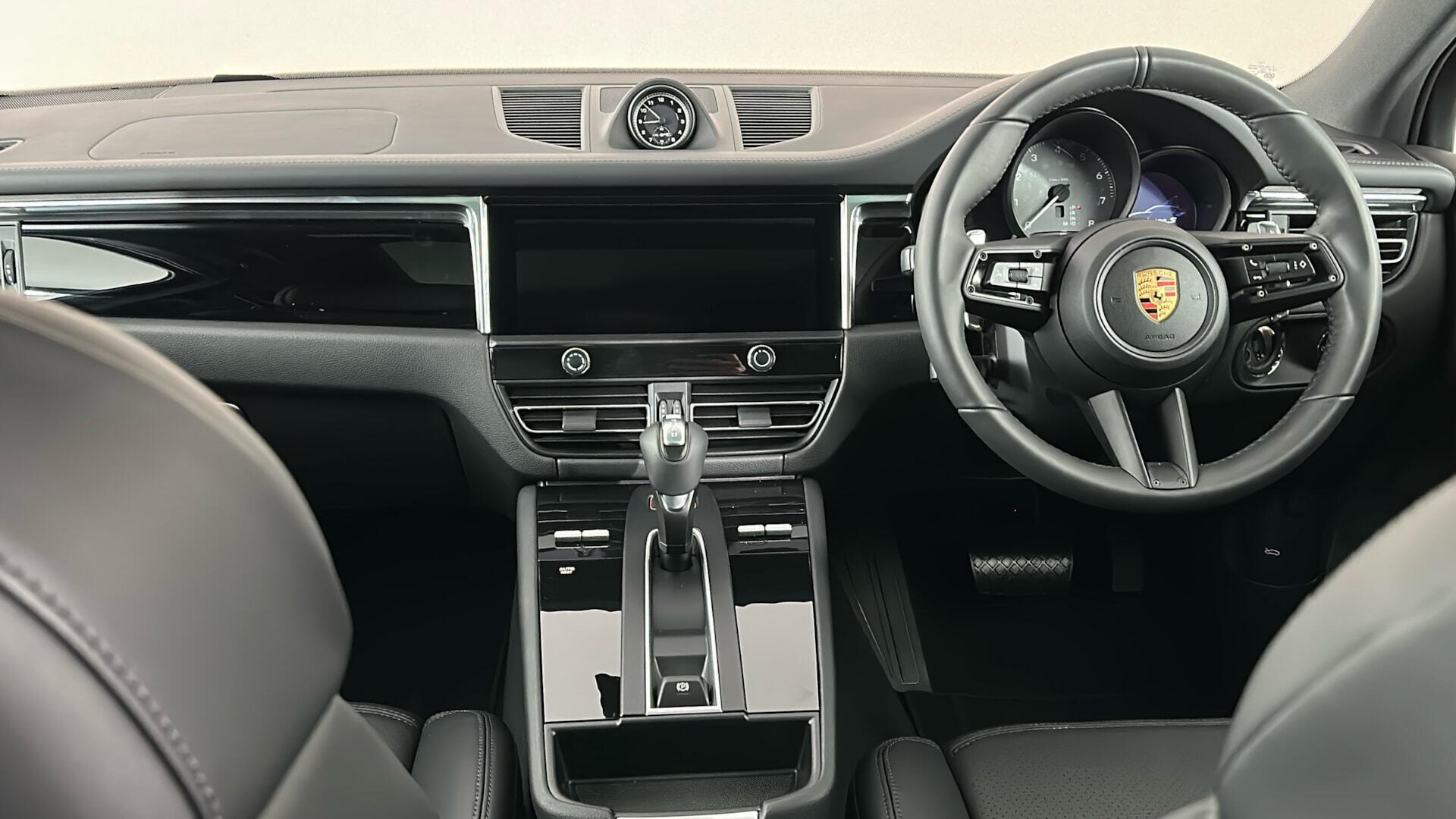 Porsche Macan view 34