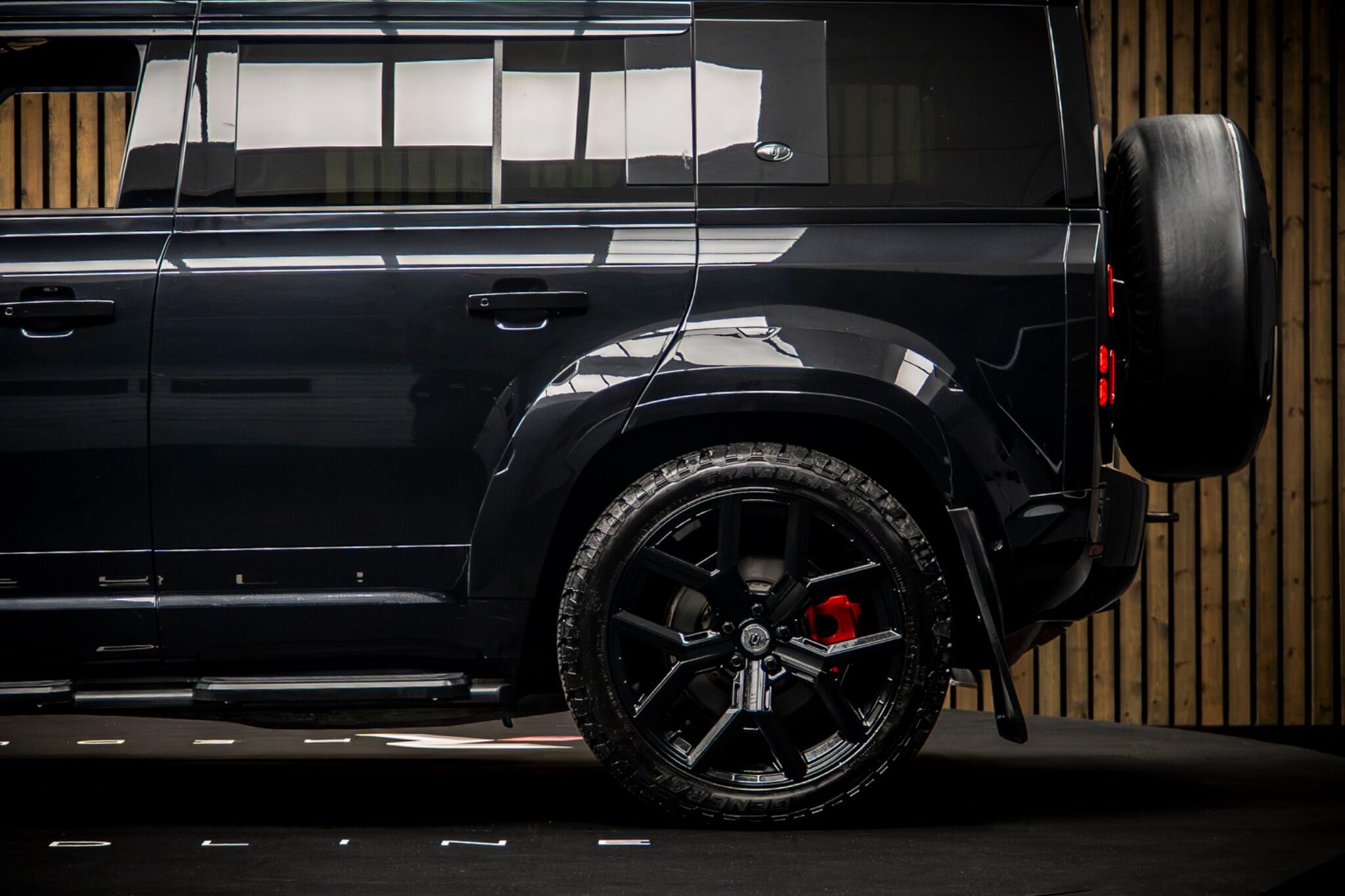 Land Rover Defender 110 view 18