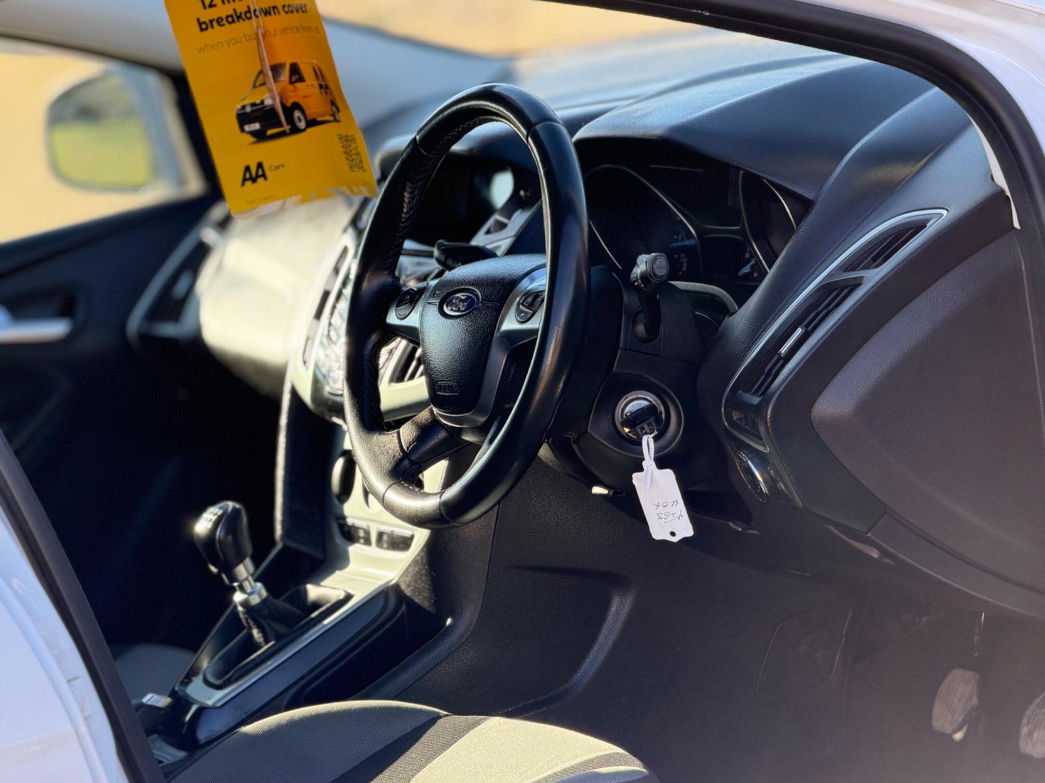 2013 Ford Focus 1.6 TDCi Zetec Euro 5 (s/s) 5dr image 25