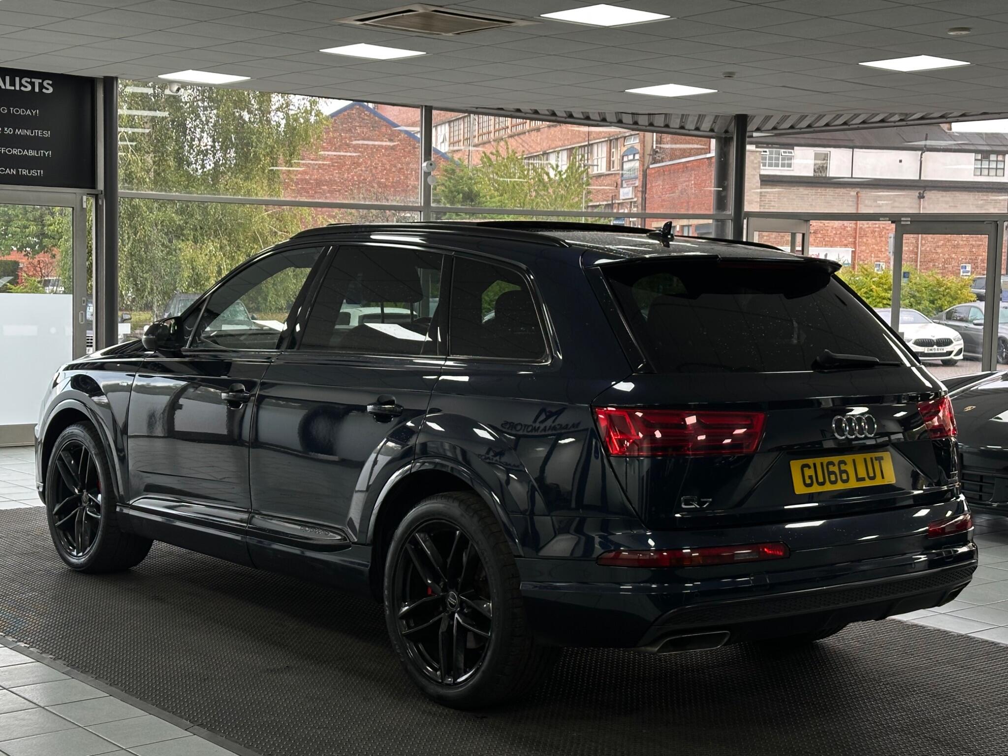 Audi Q7 view 12