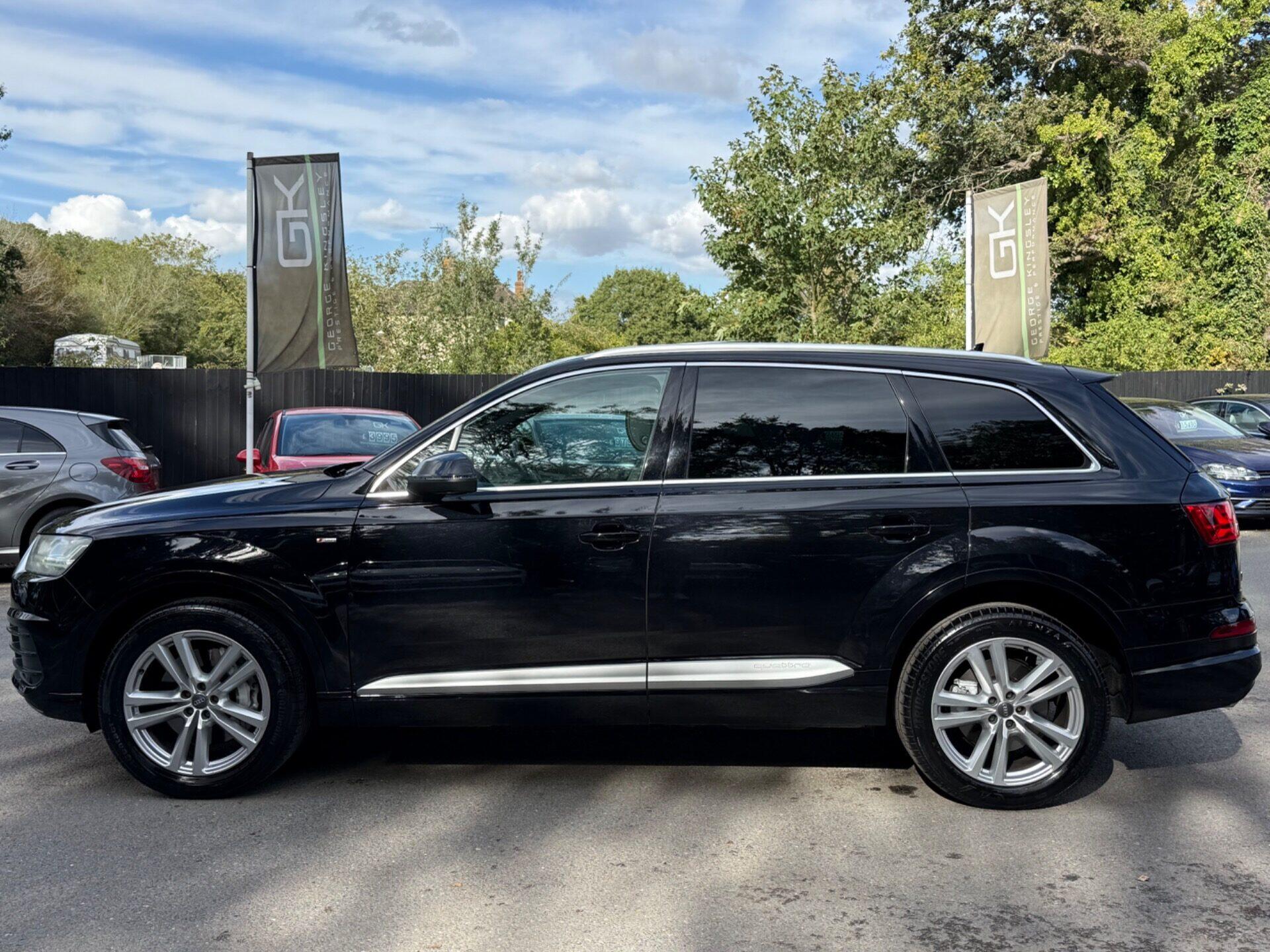 Audi Q7 view 9