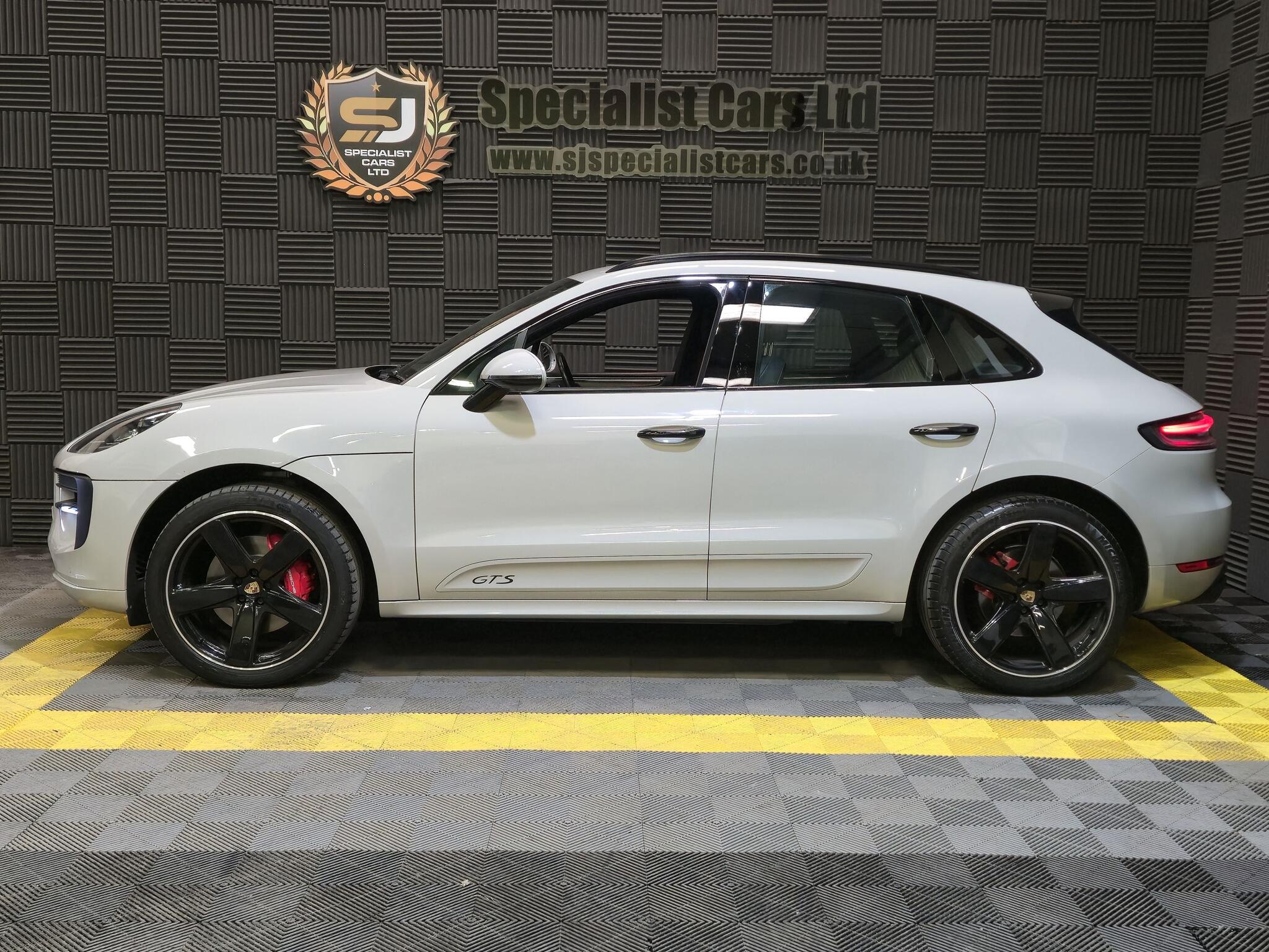 Porsche Macan view 3