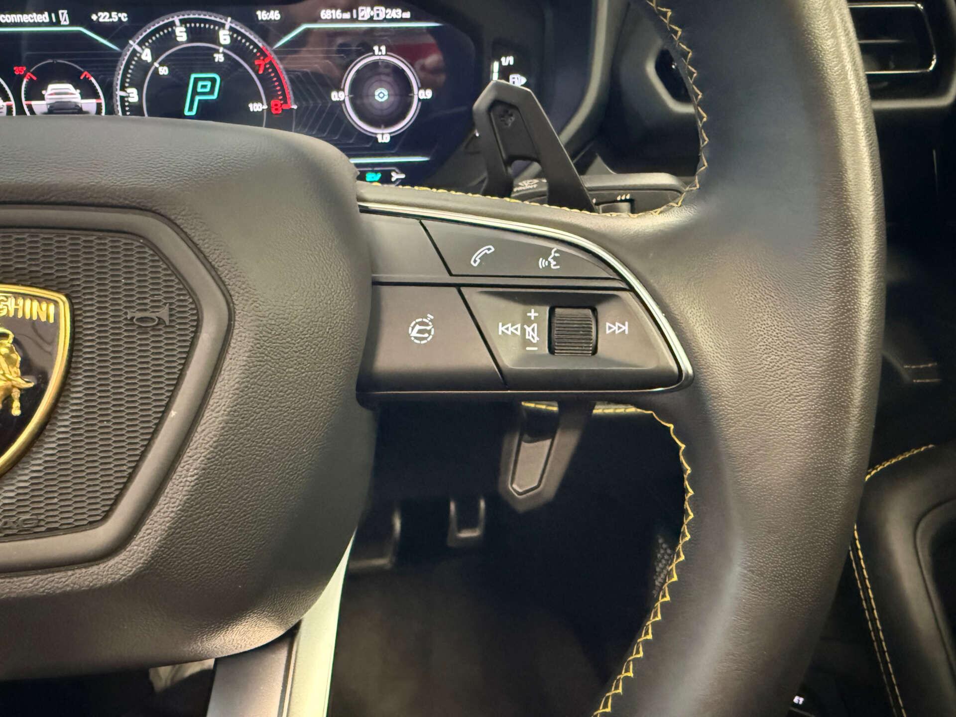 Lamborghini Urus view 34