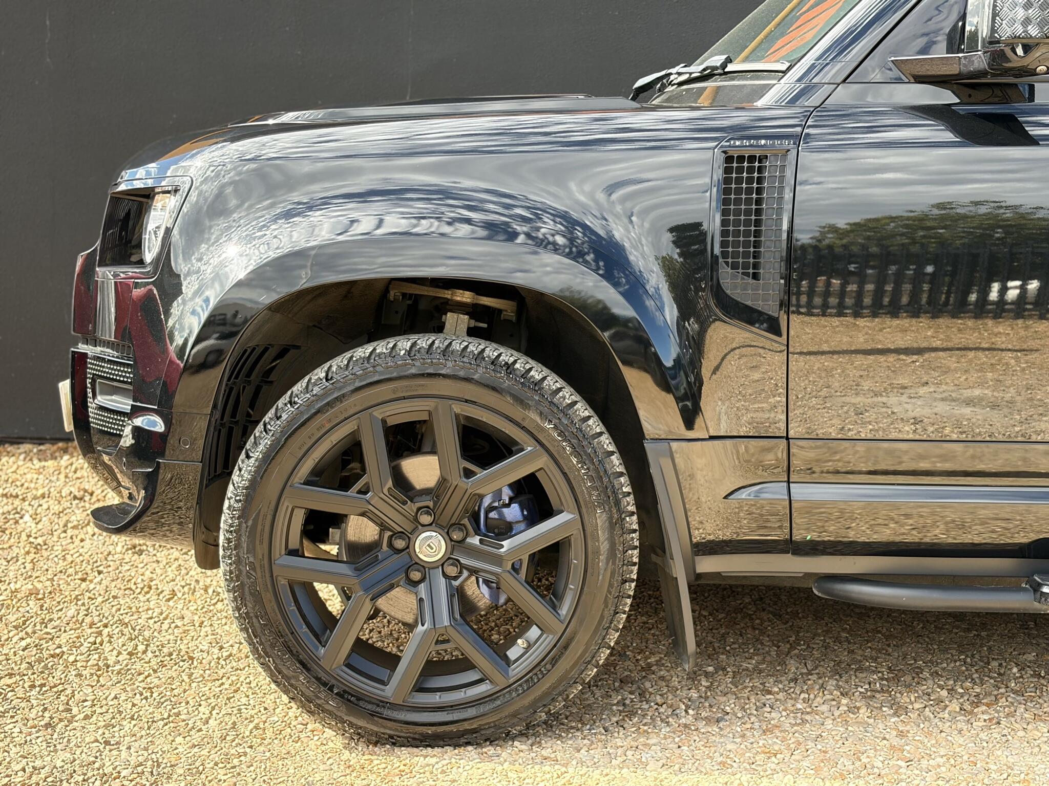 Land Rover Defender 90 view 5