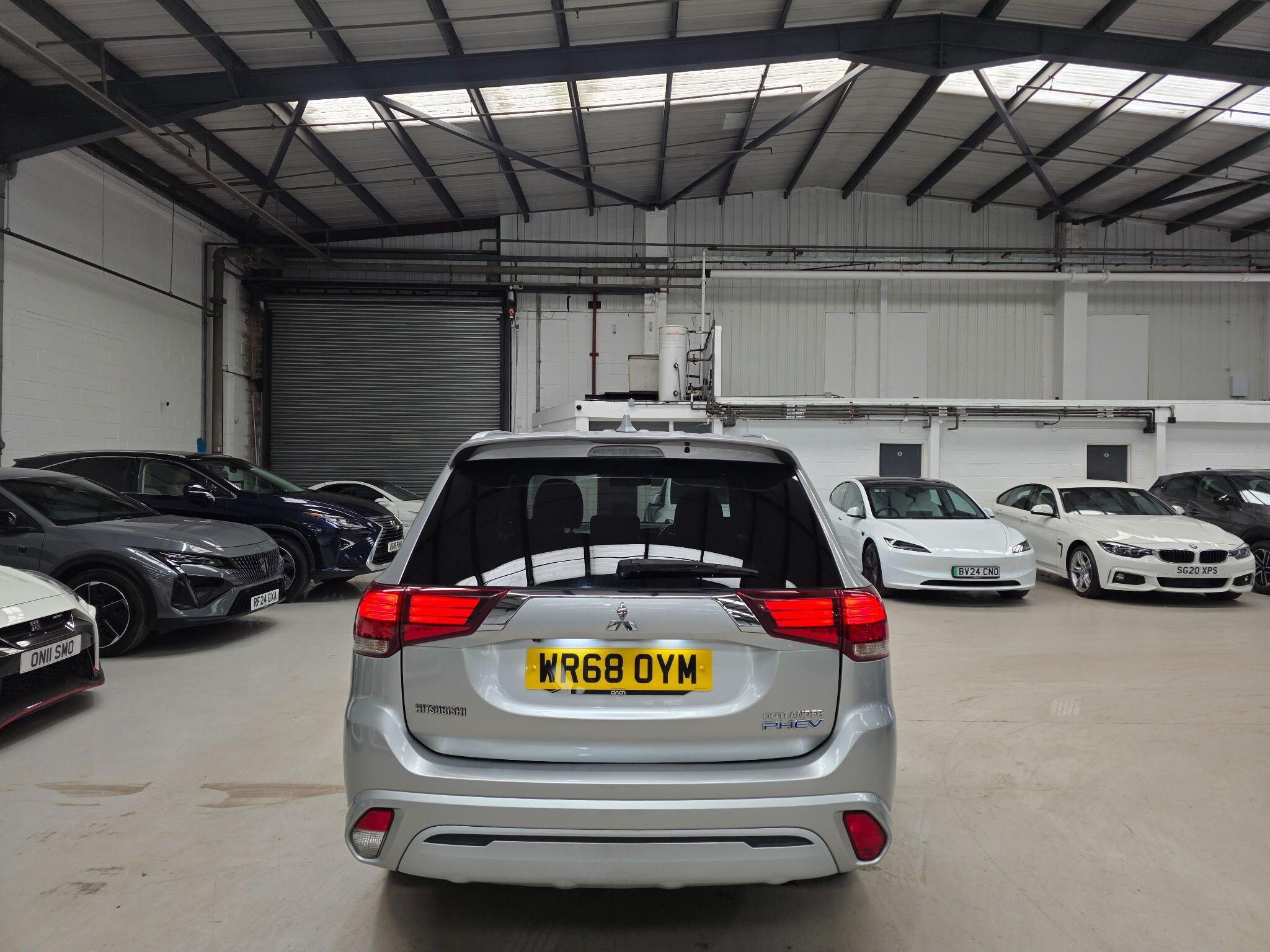 Mitsubishi Outlander view 4