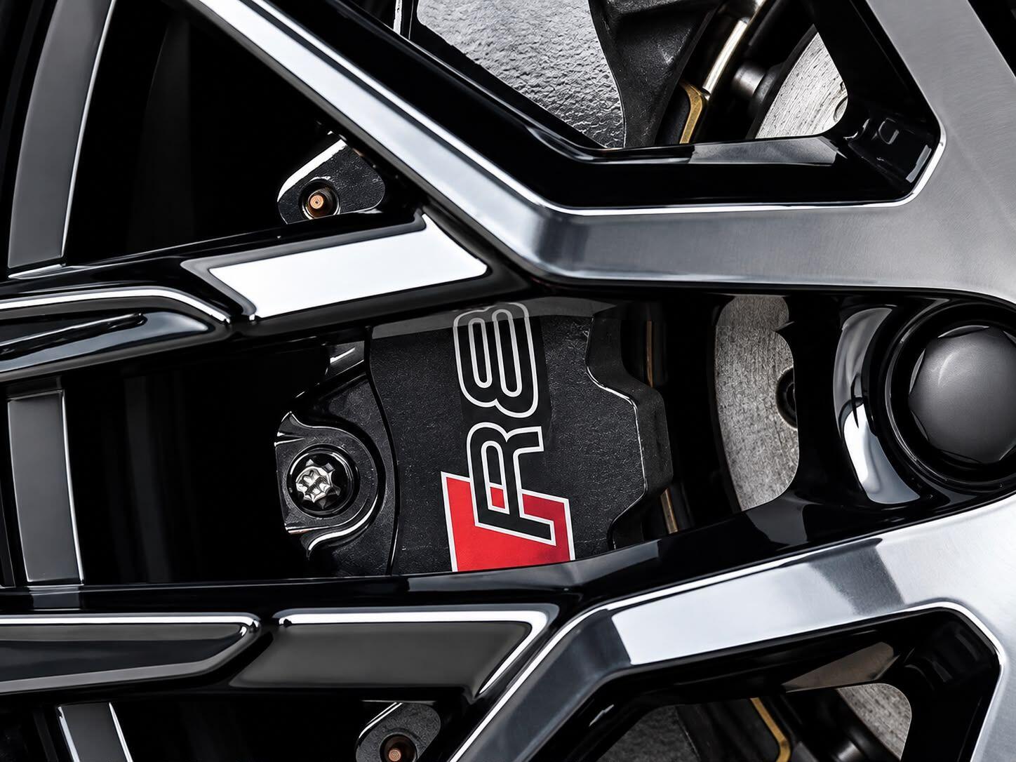 Audi R8 view 14