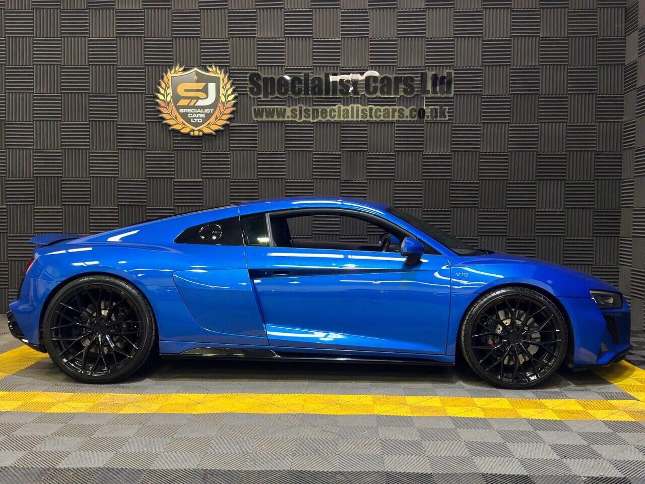 Audi R8 view 4