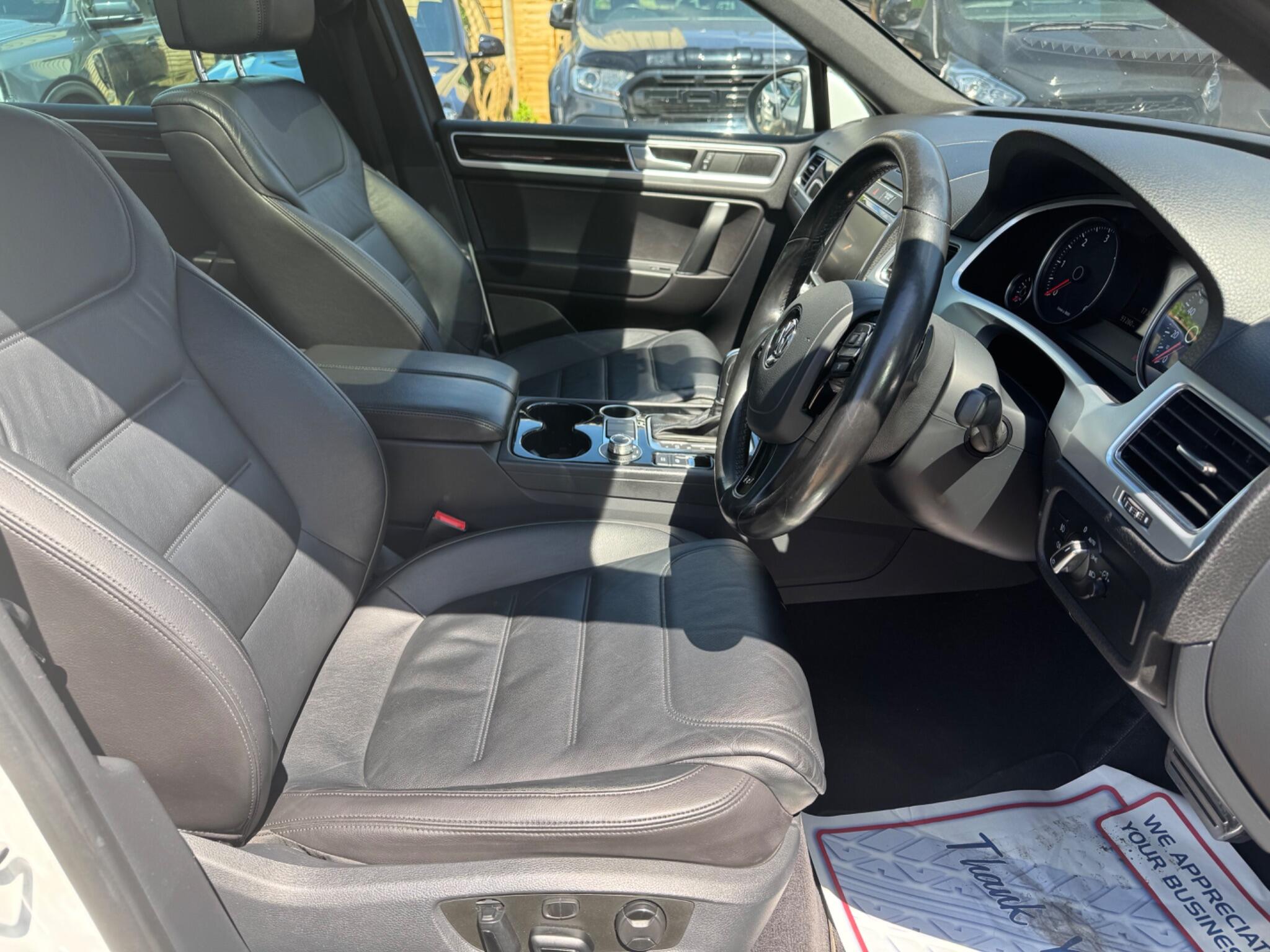 Volkswagen Touareg view 18