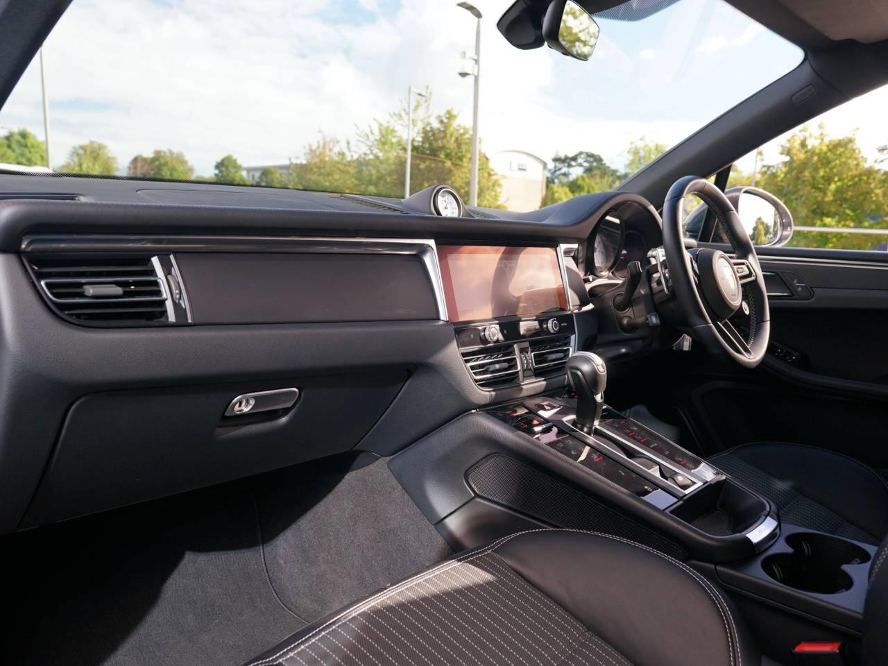Porsche Macan view 12