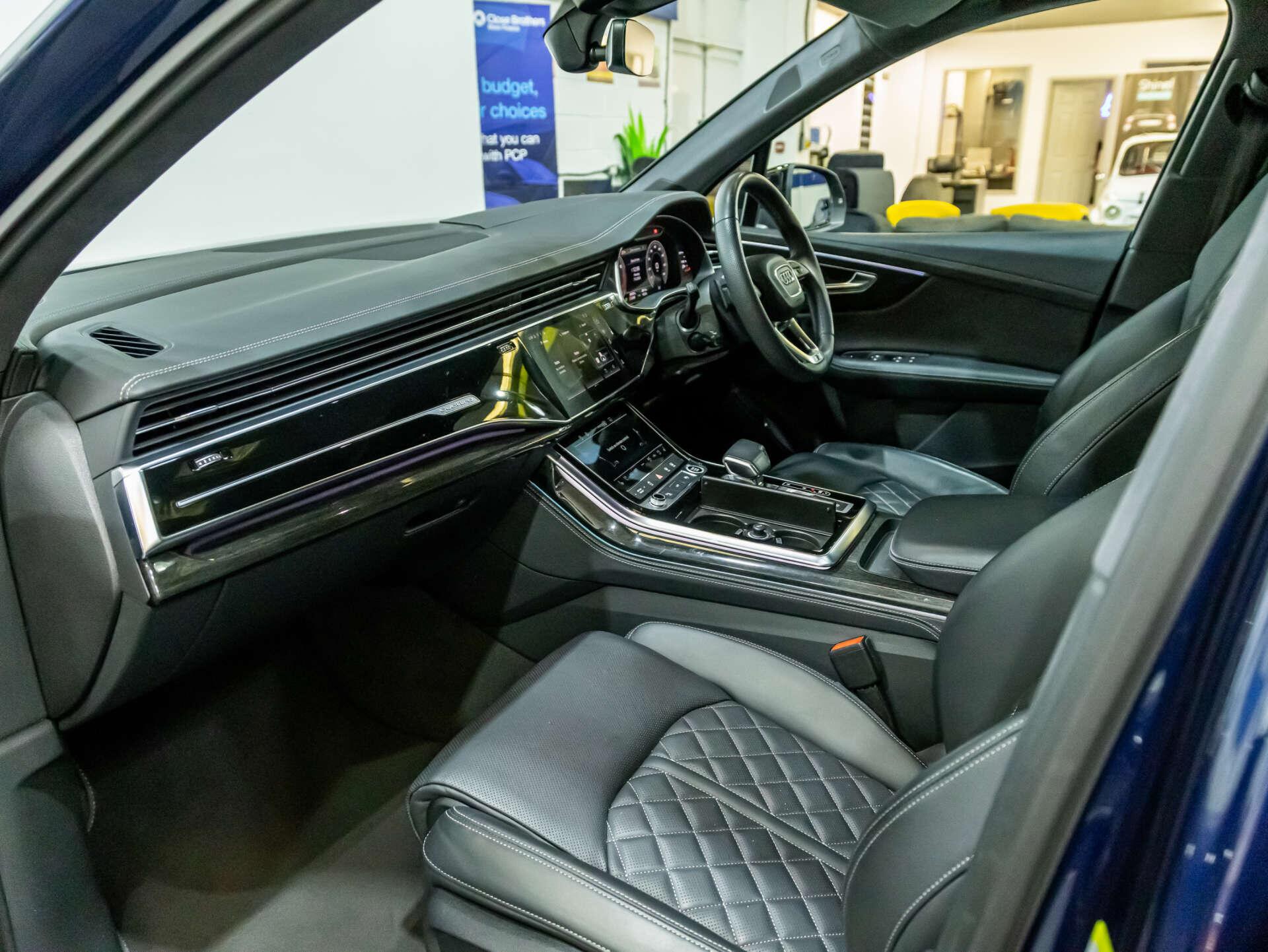 Audi Q7 view 6