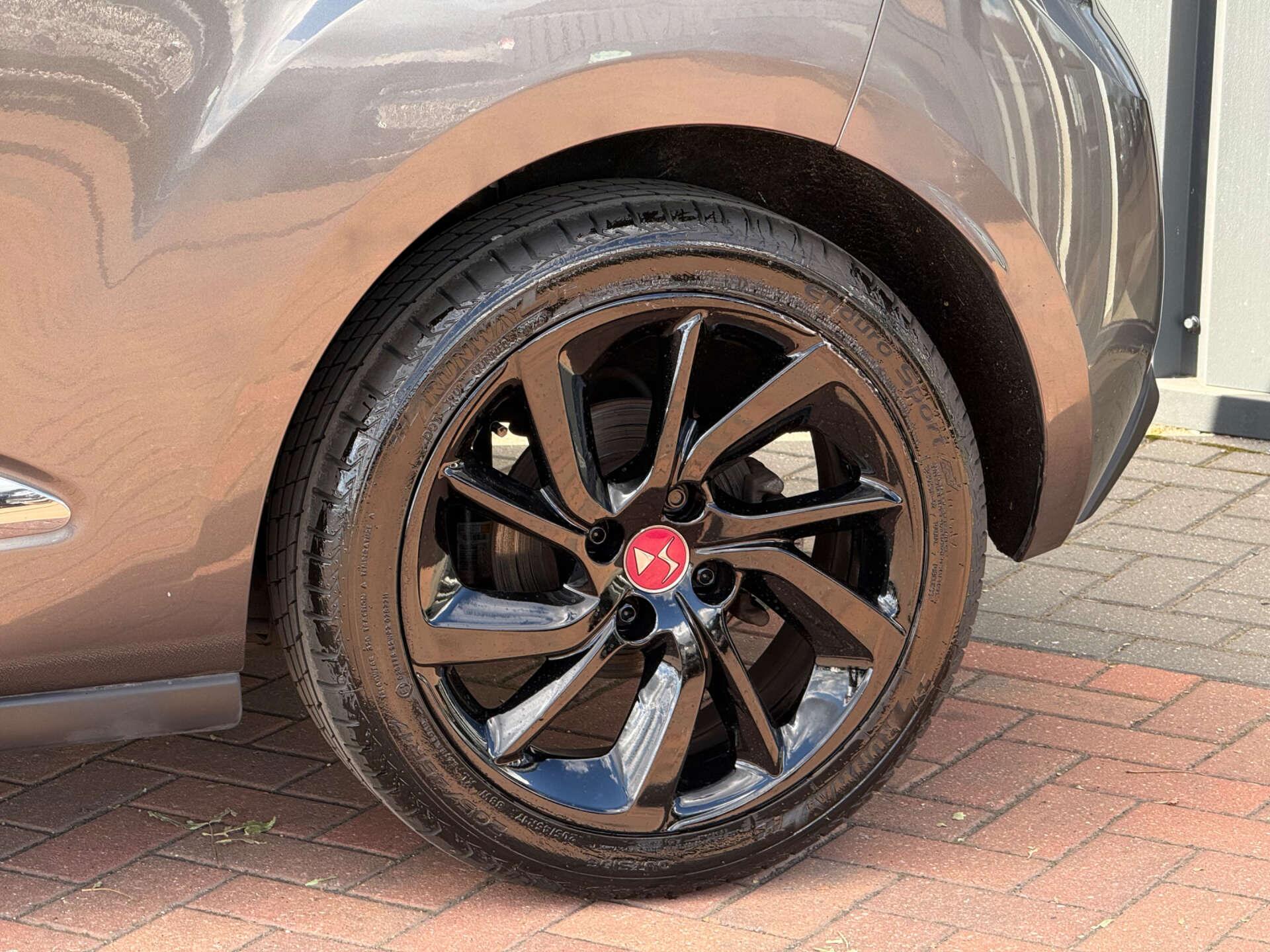 DS Automobiles DS 3 view 9