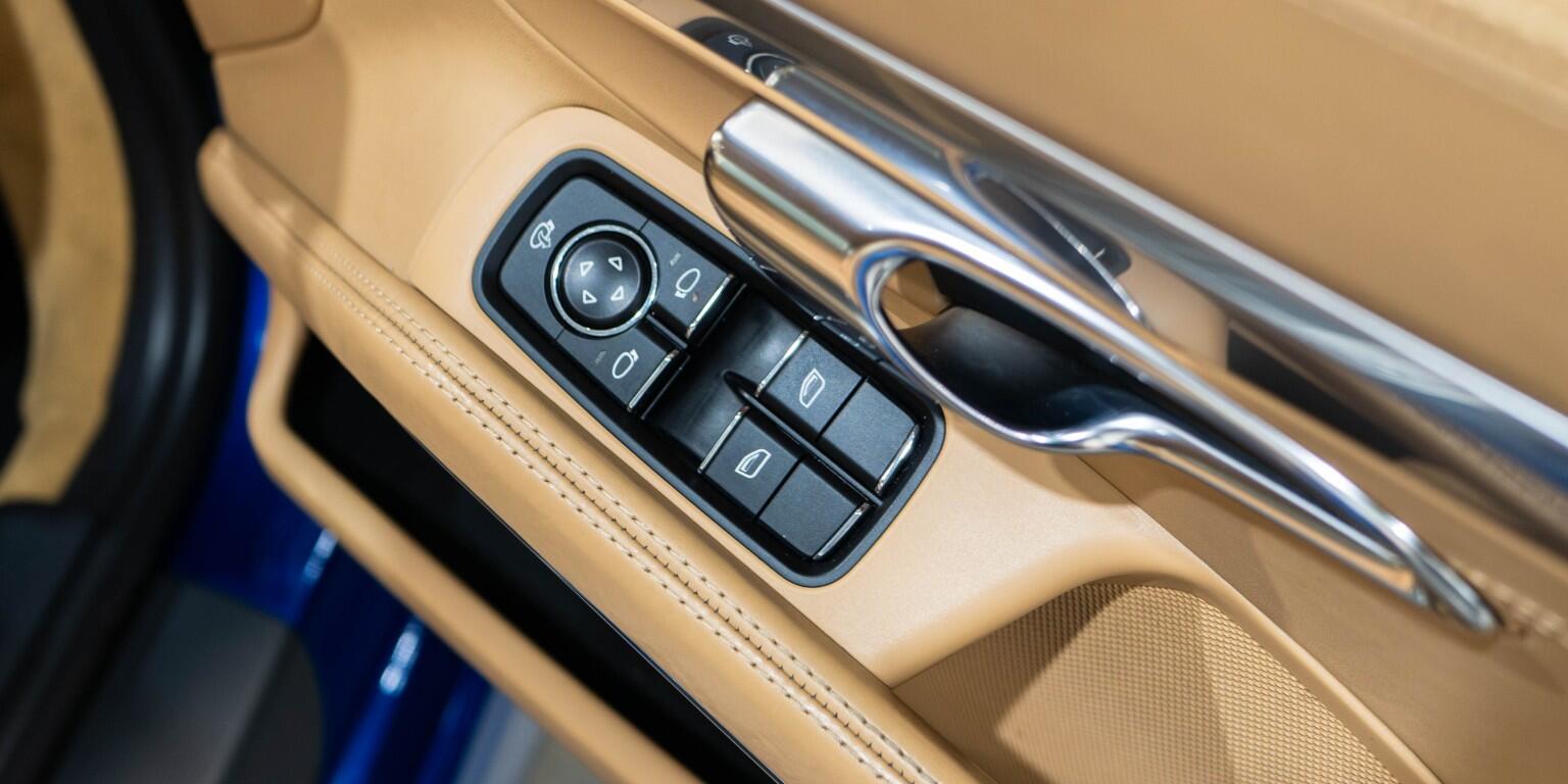 Porsche 911 view 23