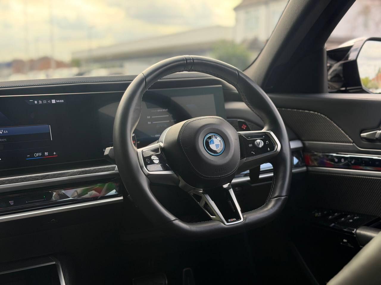 BMW 7 Series view 38