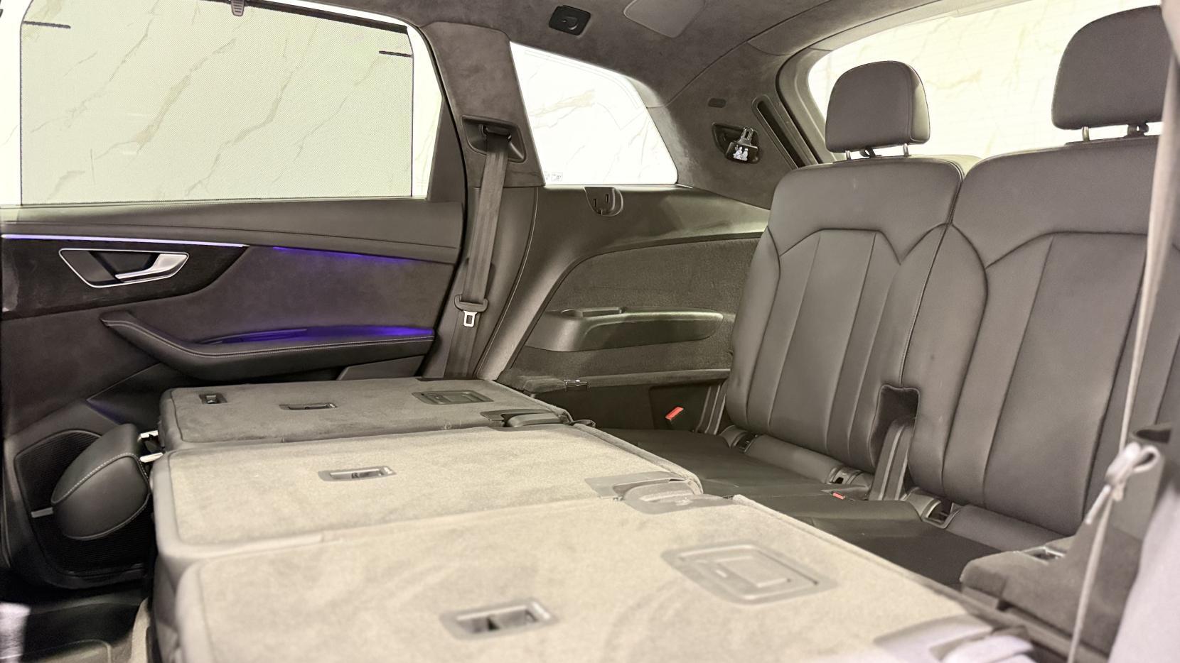 Audi Q7 view 13