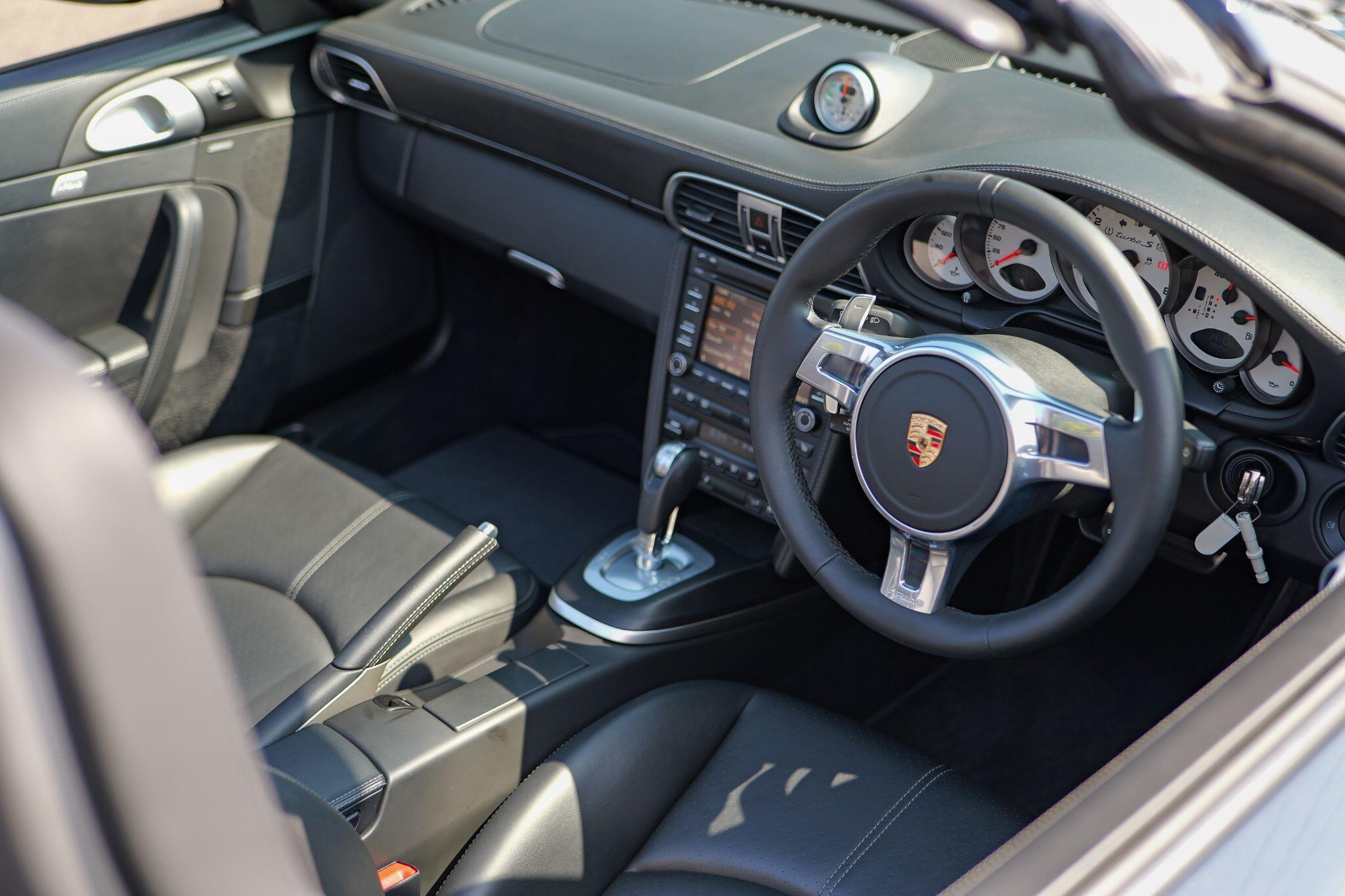 Porsche 911 view 15