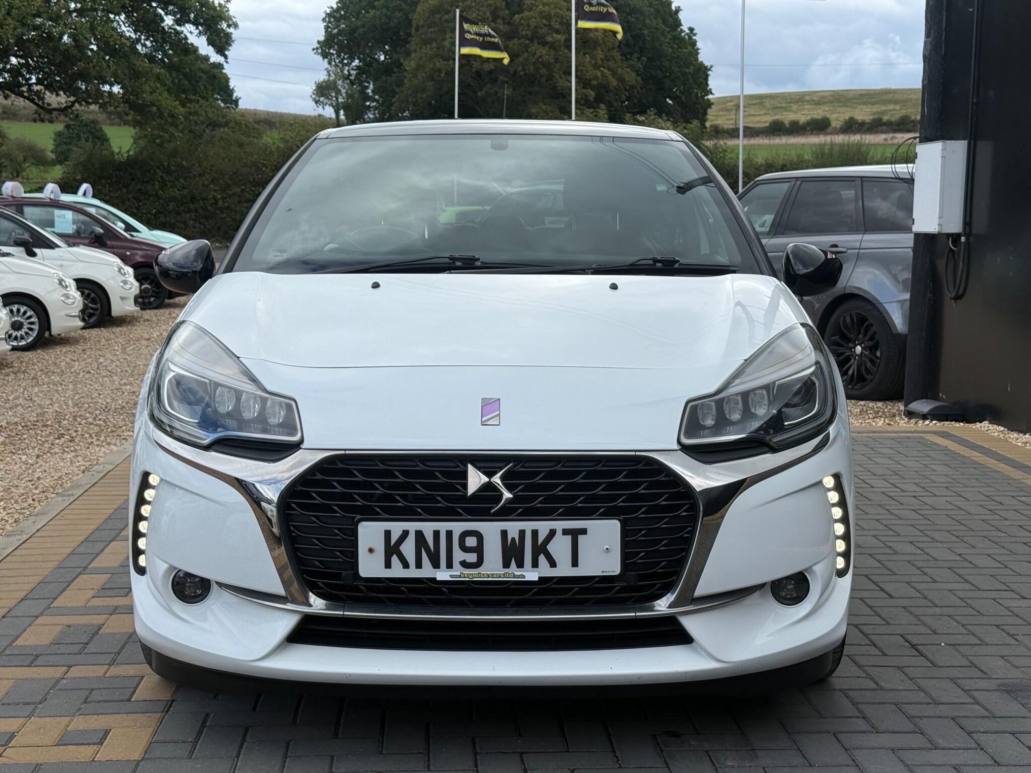 DS Automobiles DS 3 view 10