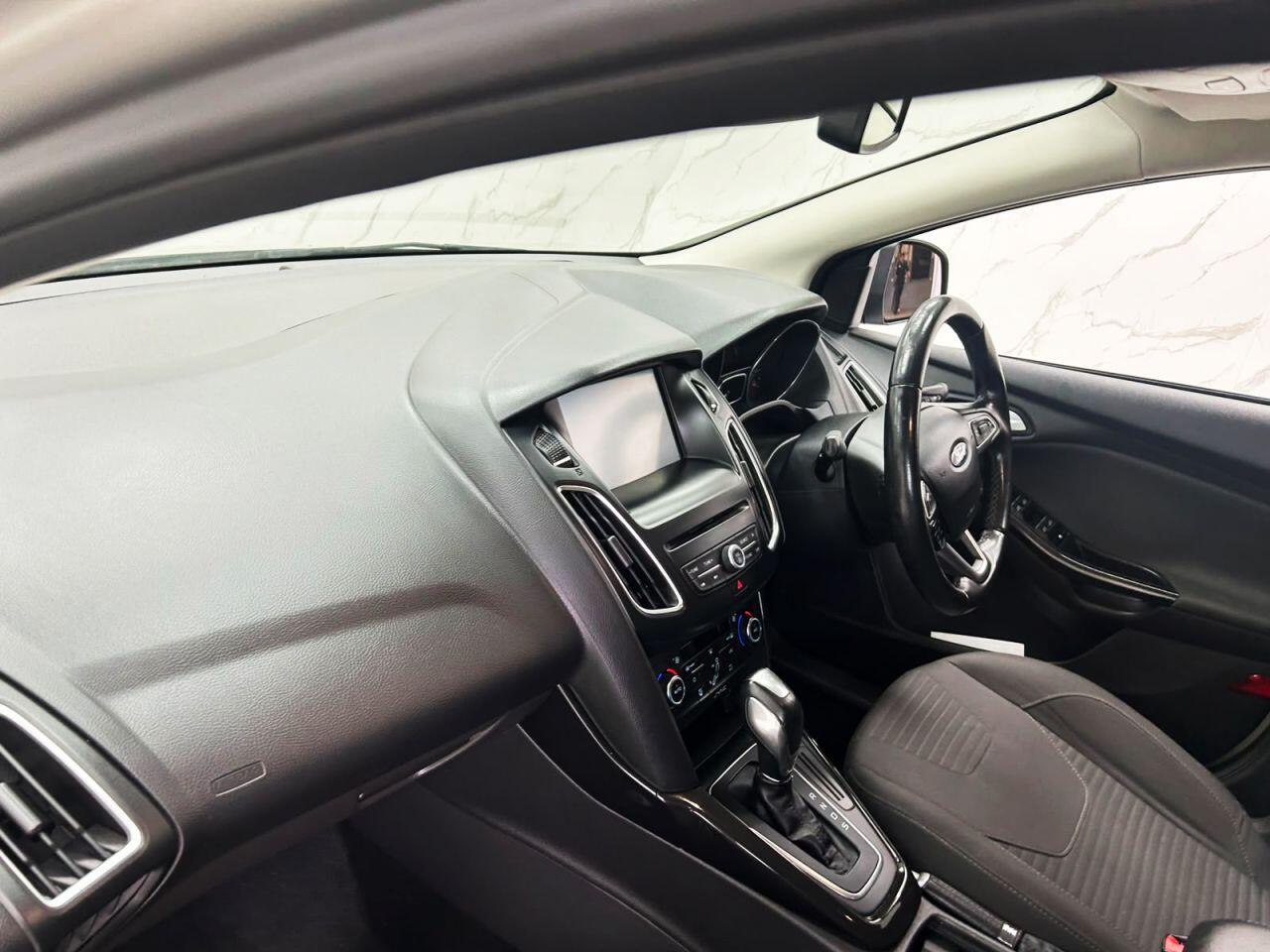 Ford Focus view 14