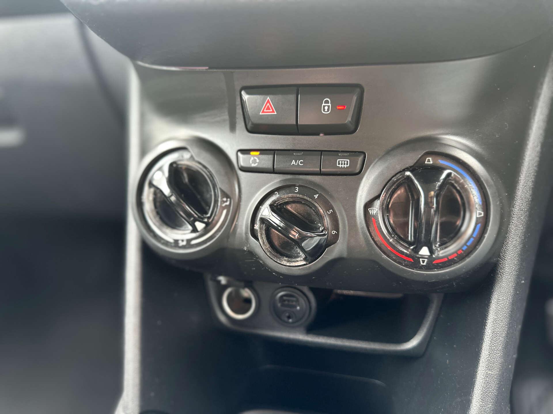 Peugeot 208 view 24