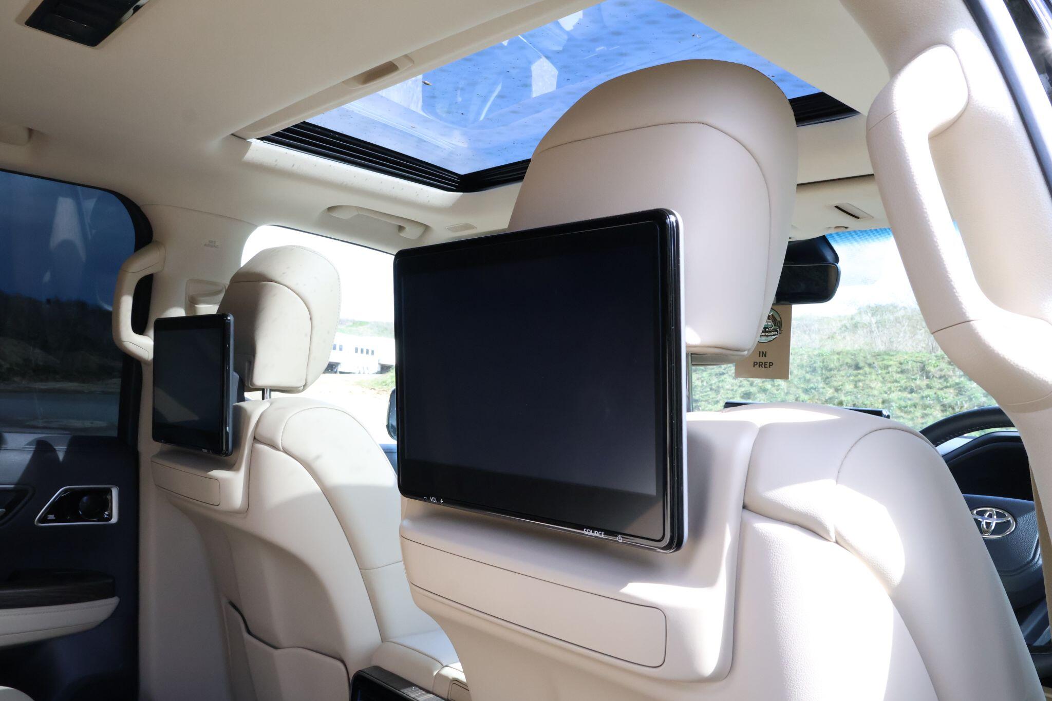 Toyota Land Cruiser view 16