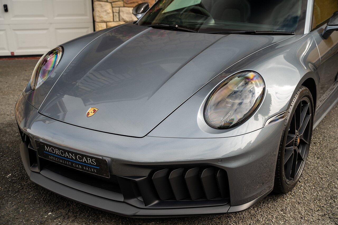 Porsche 911 view 40