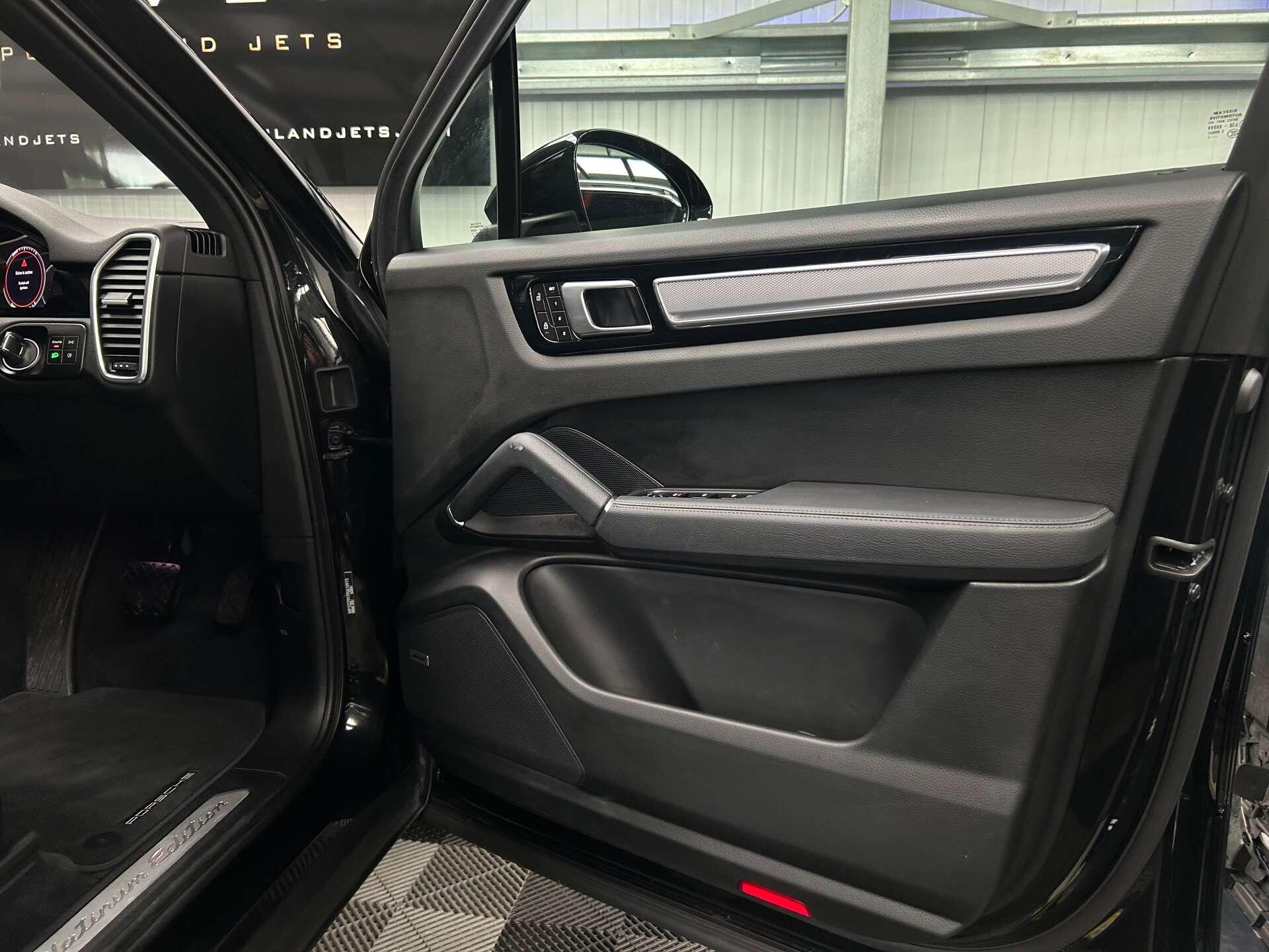 Porsche Cayenne view 28