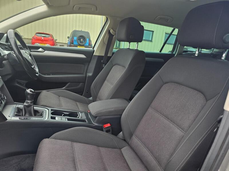 2015 Volkswagen Passat image 32