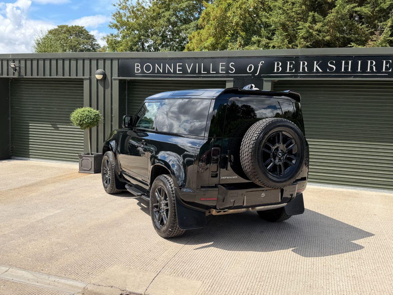 Land Rover Defender 90 view 10