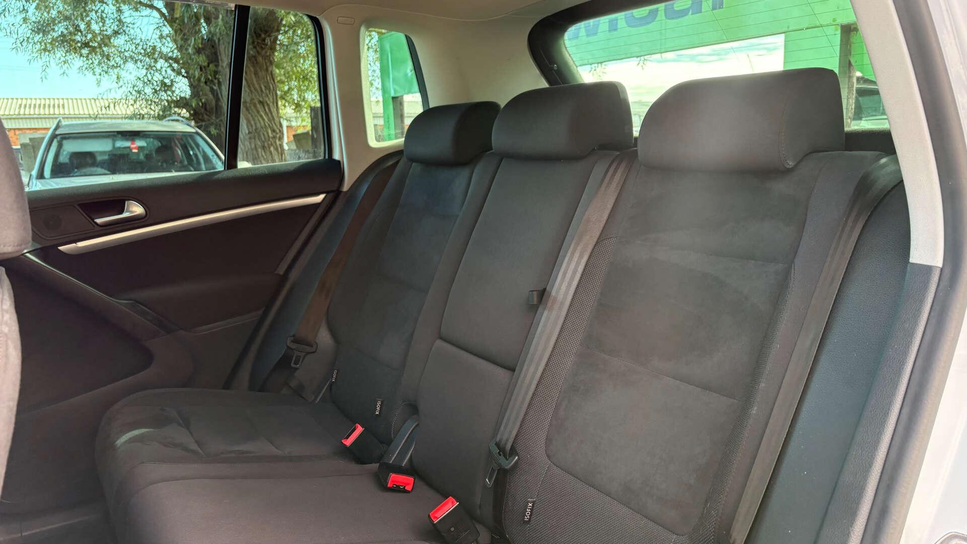 Volkswagen Tiguan view 3