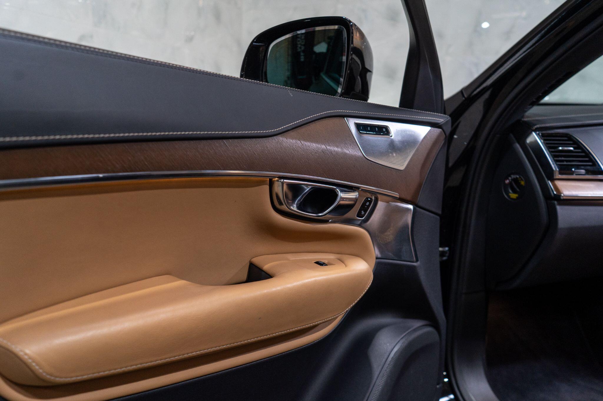 Volvo XC90 view 38