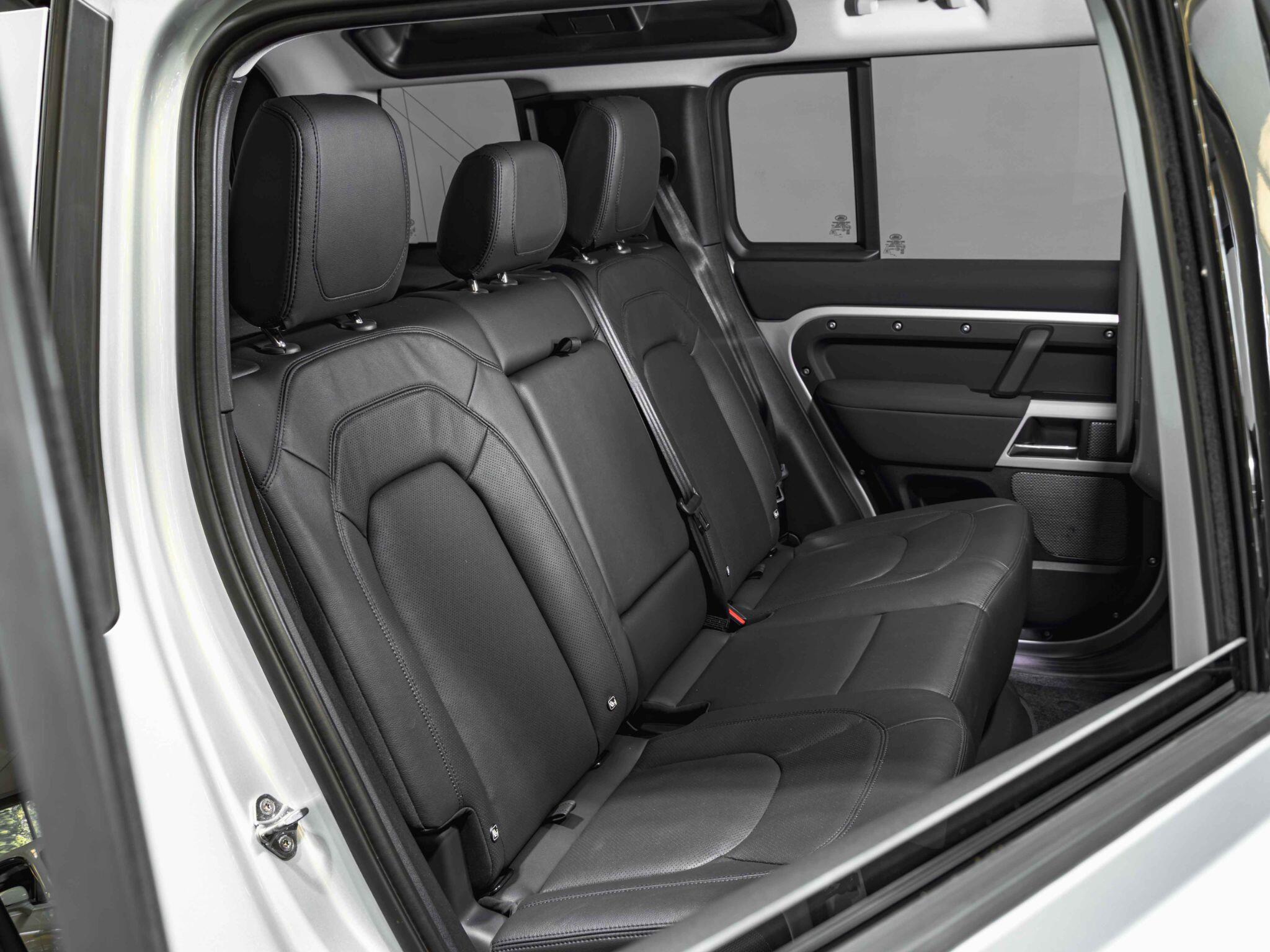Land Rover Defender 110 view 25