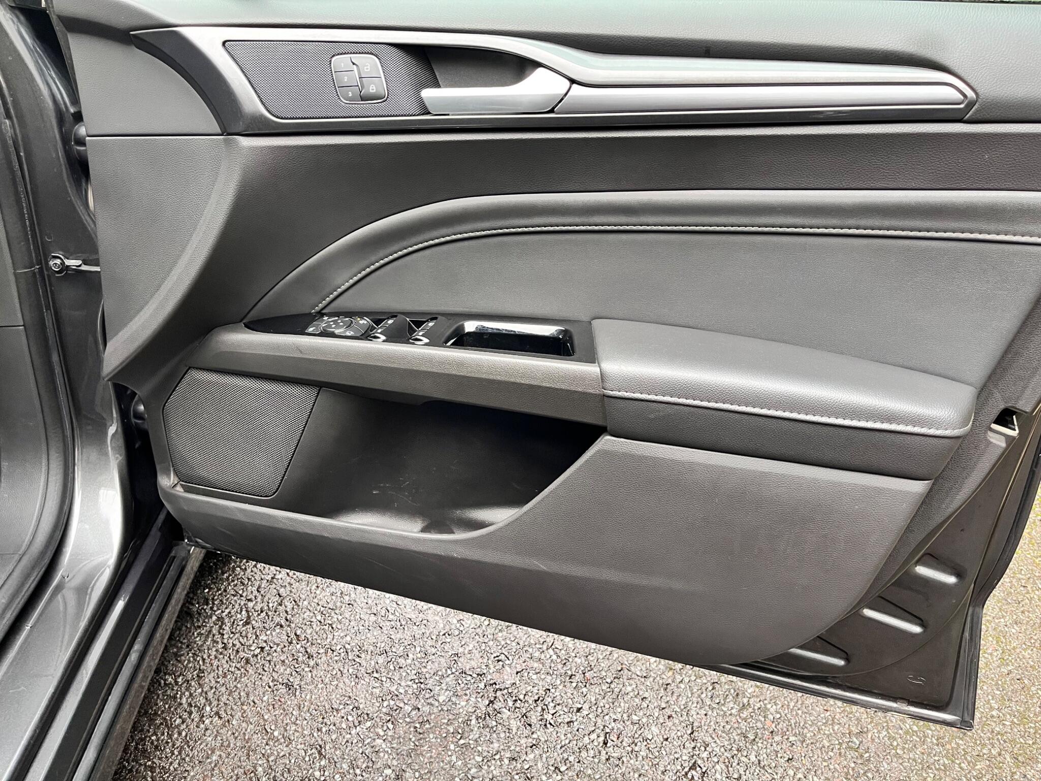Ford Mondeo view 40