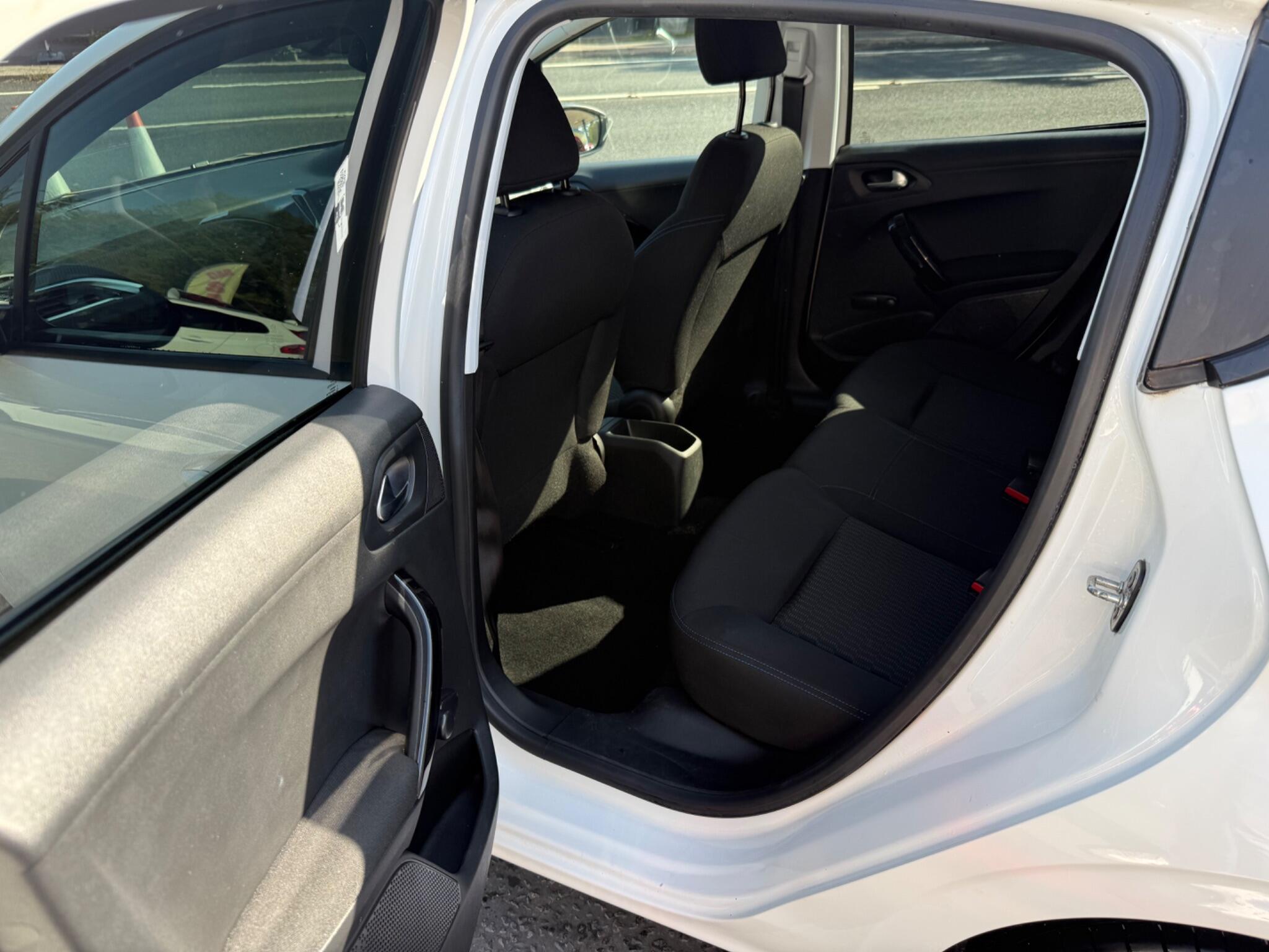 Peugeot 208 view 16