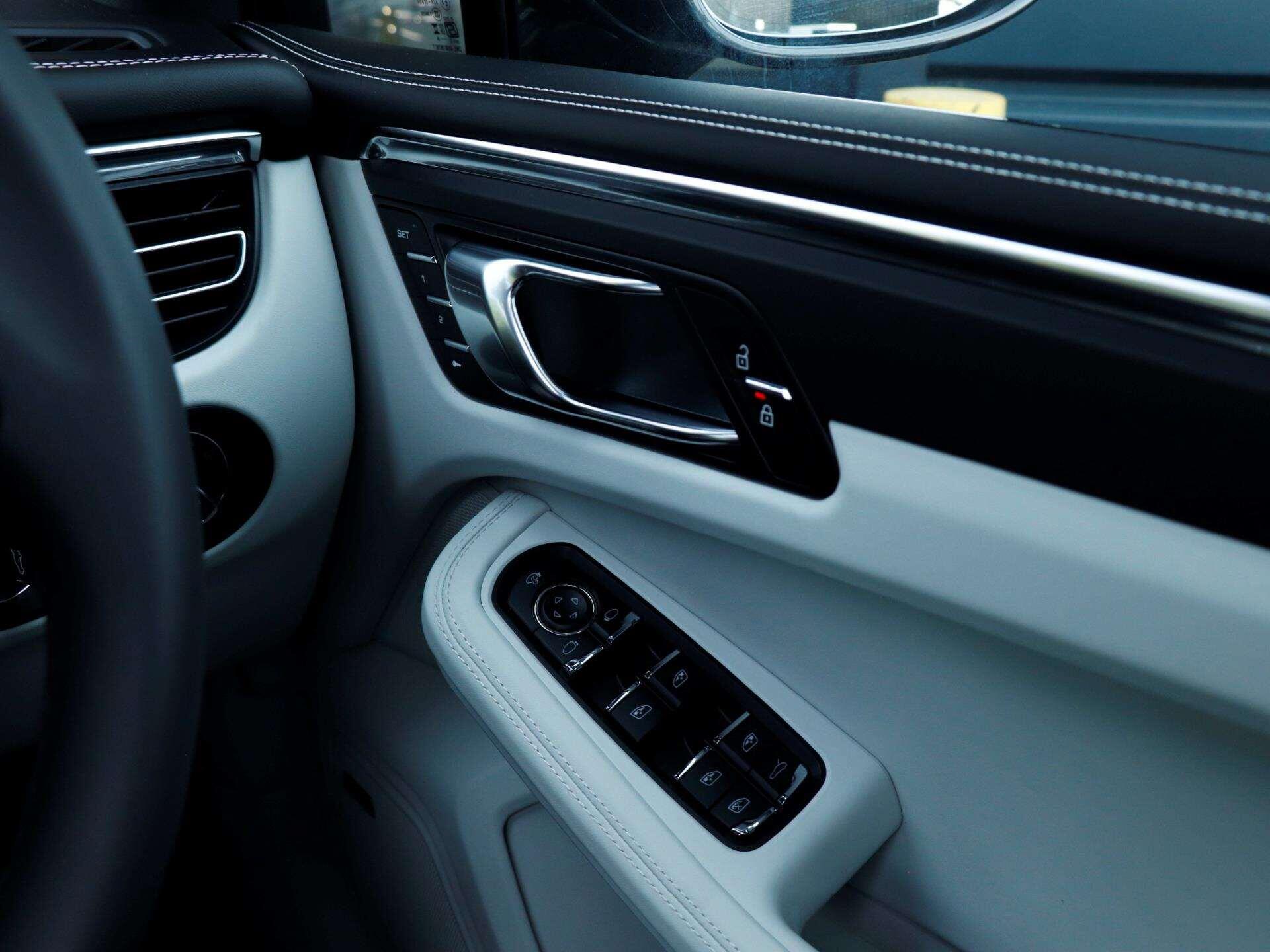 Porsche Macan view 22