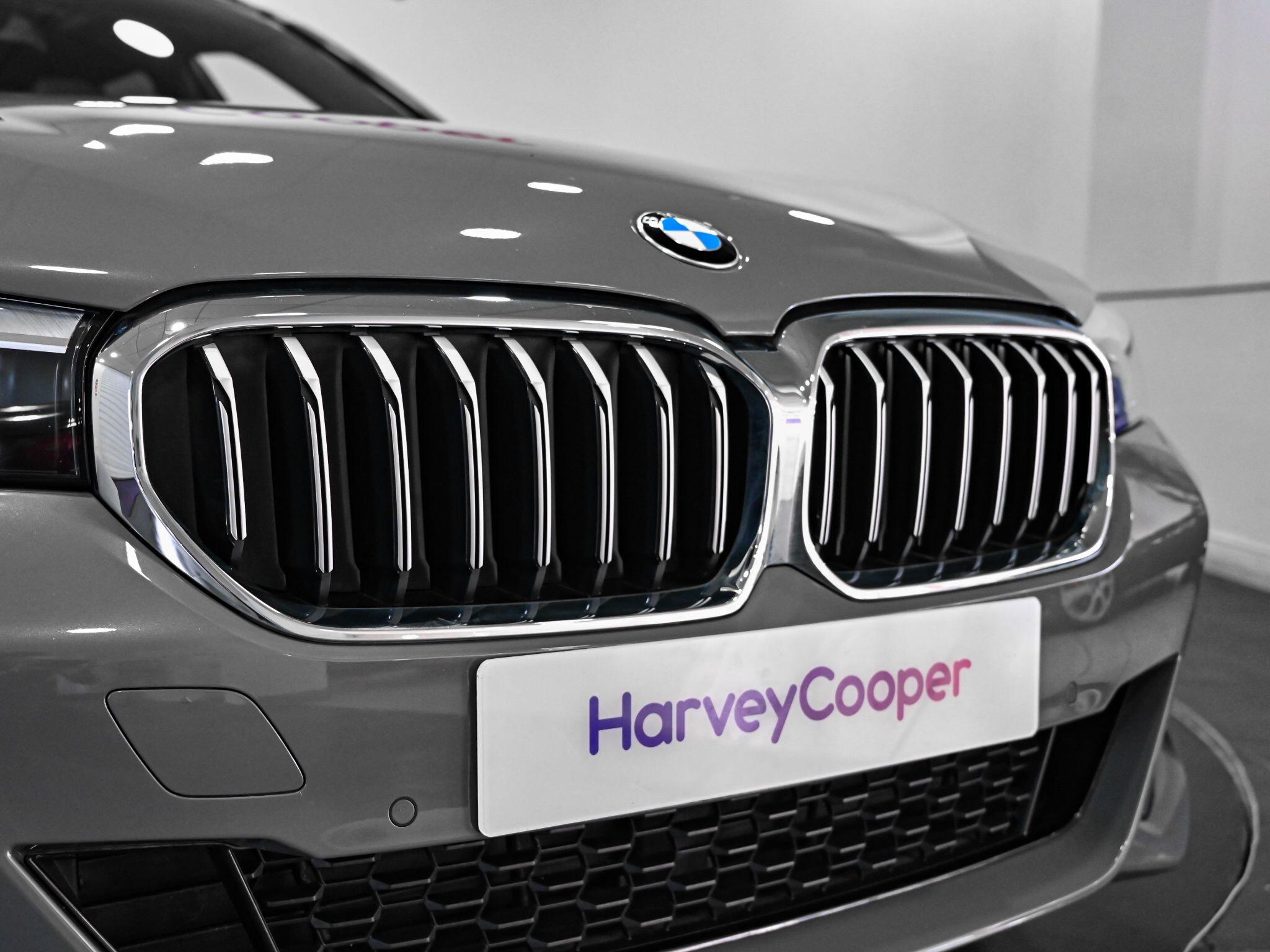 BMW 5 Series view 25