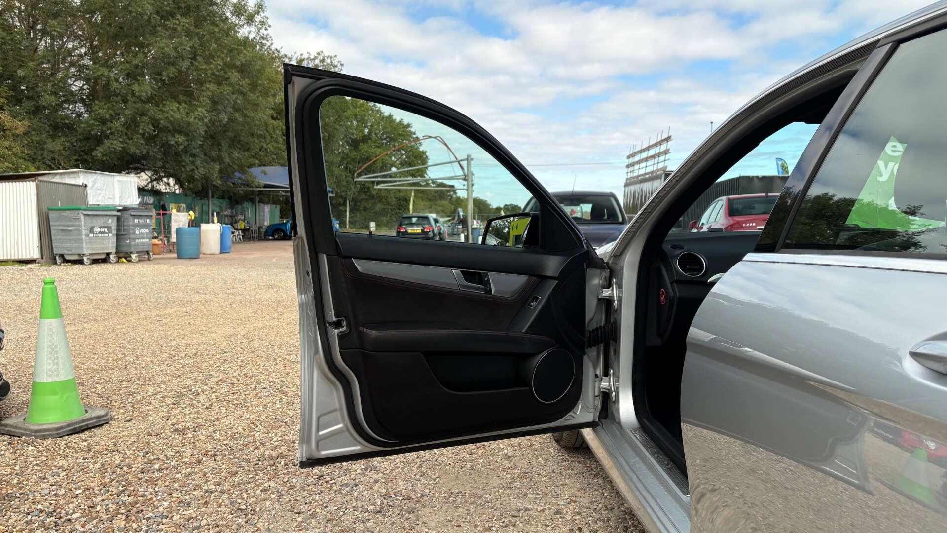 Mercedes-Benz C-Class view 35