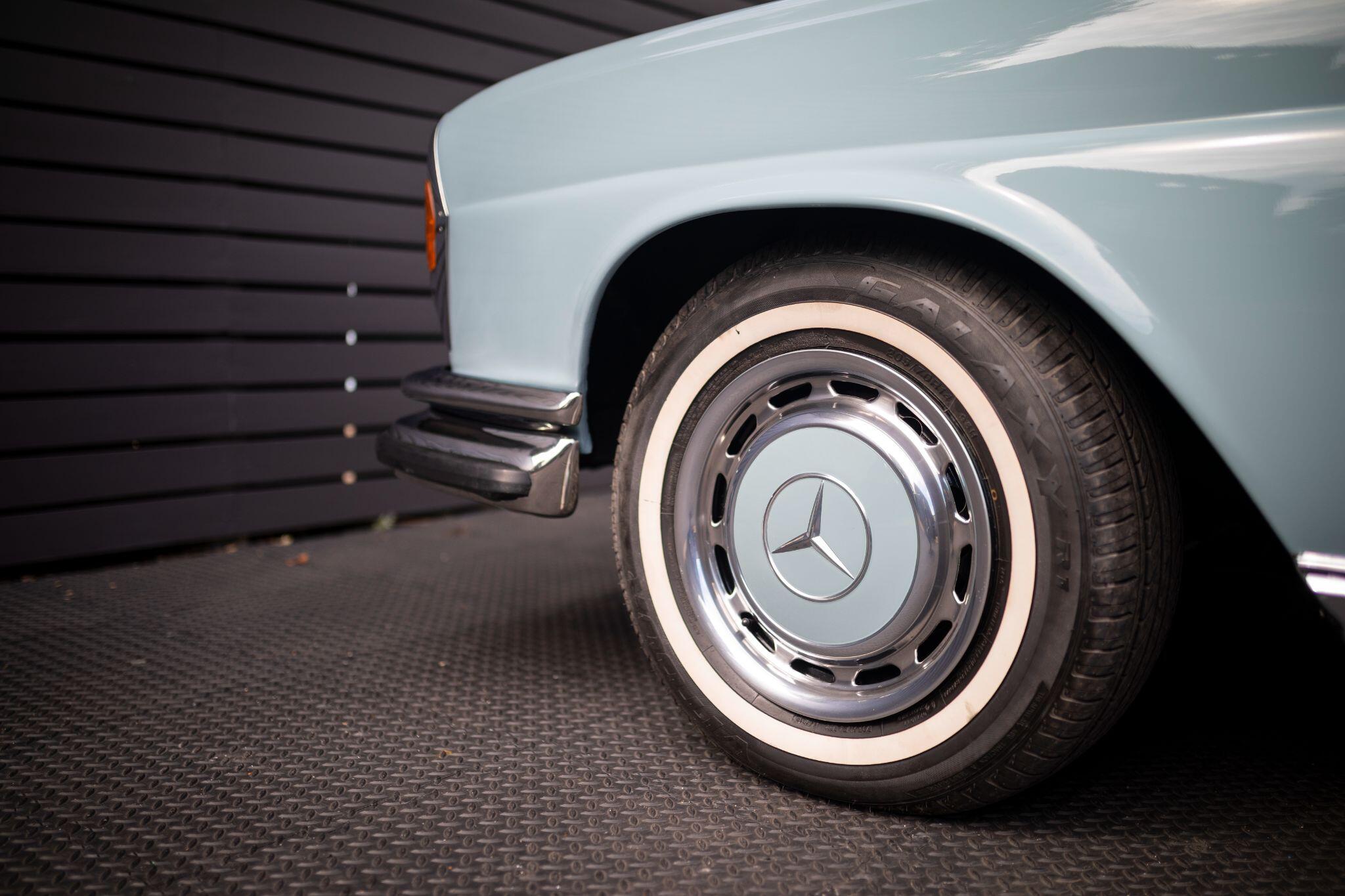 Mercedes-Benz 280 view 28