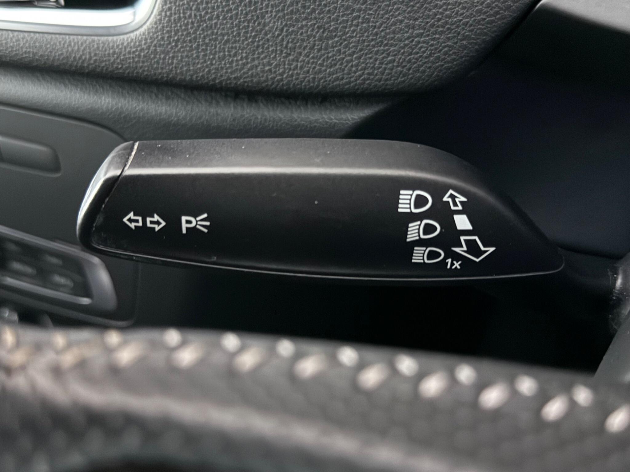 Audi Q3 view 18