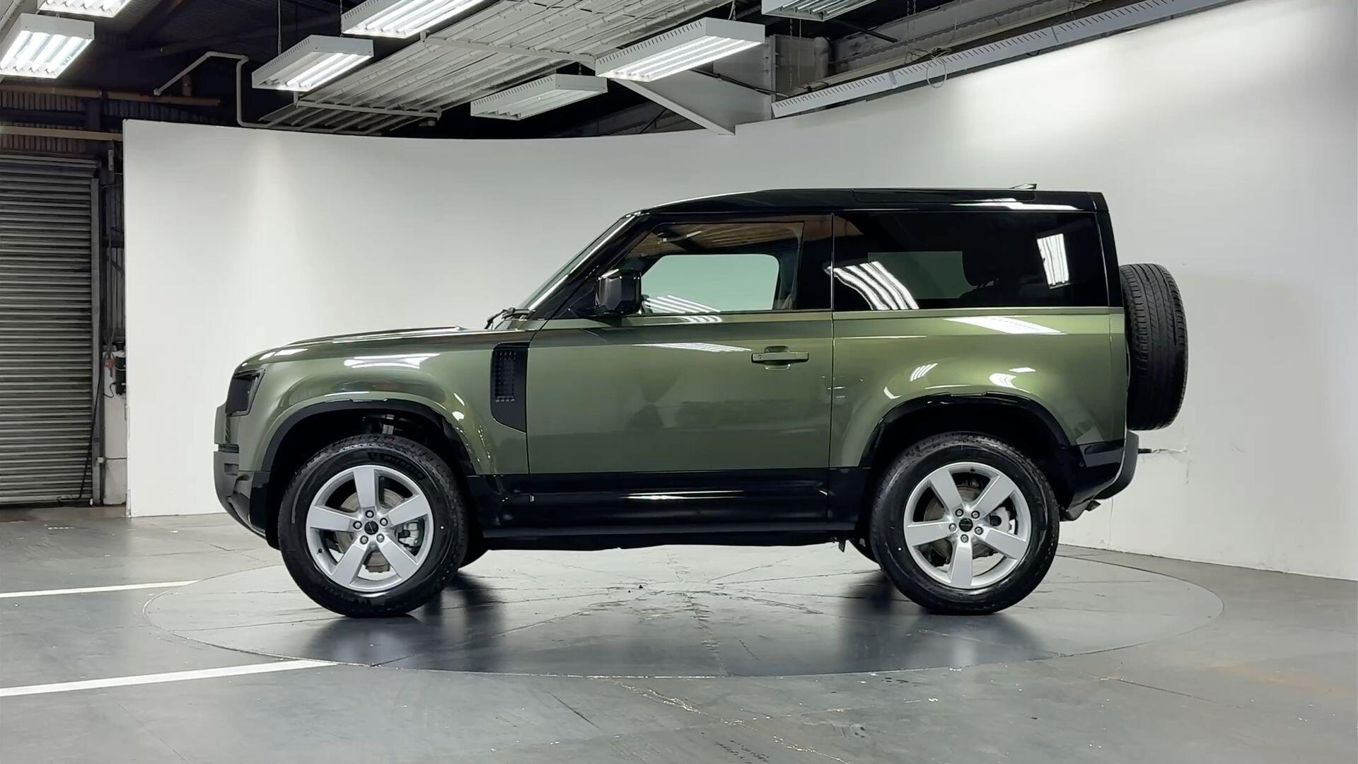 Land Rover Defender view 29