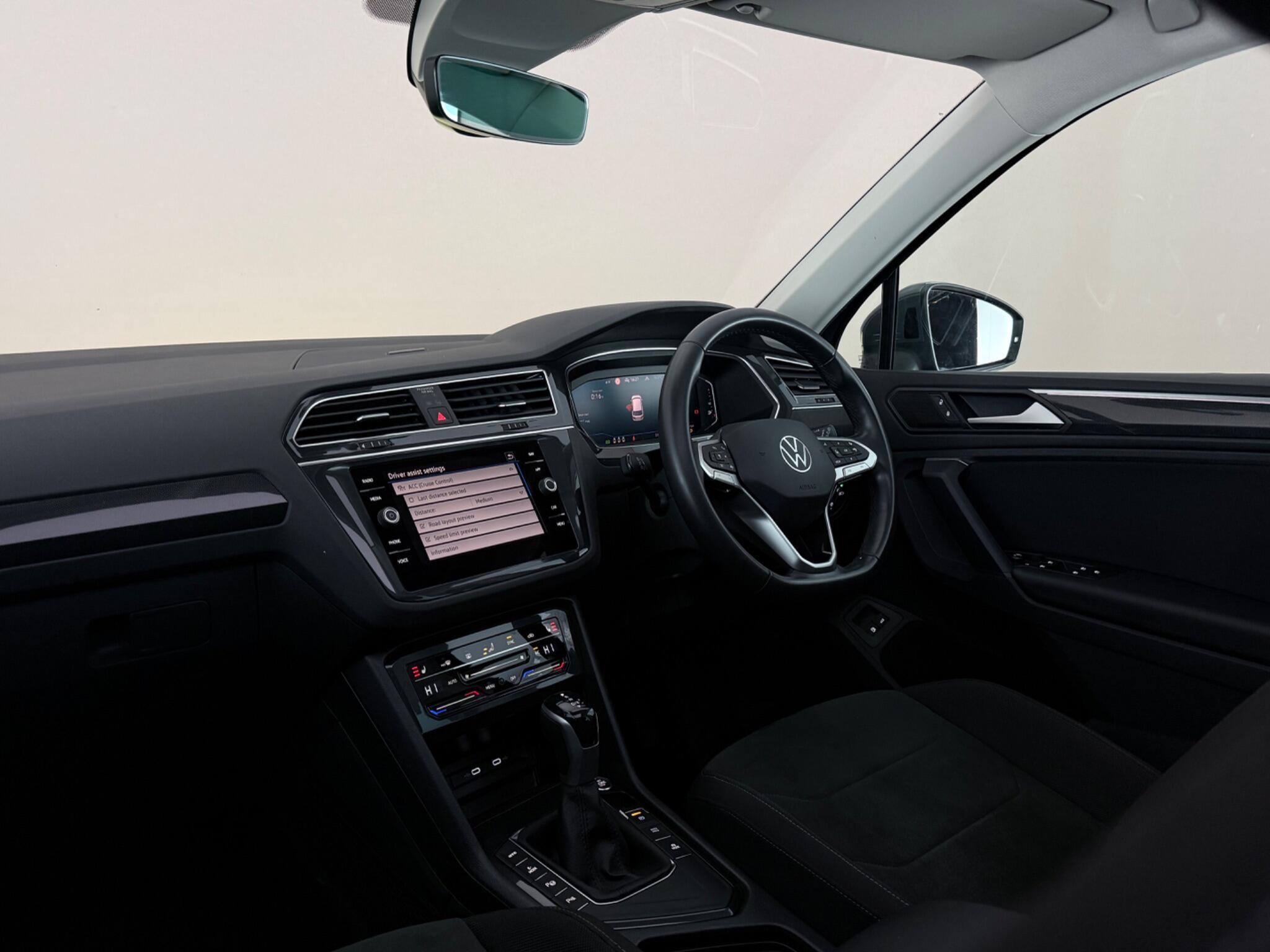 Volkswagen Tiguan view 4
