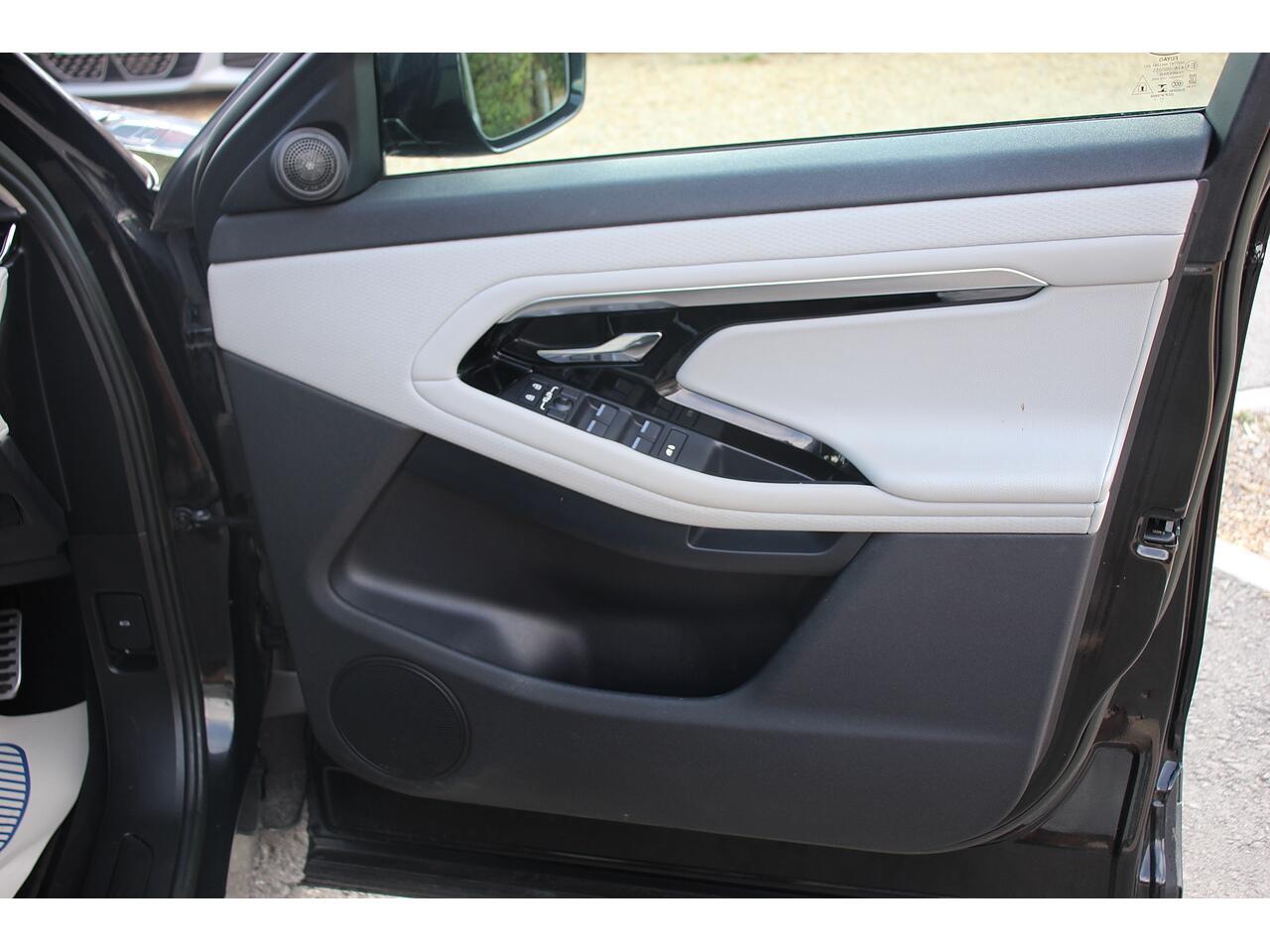 Land Rover Range Rover Evoque view 32