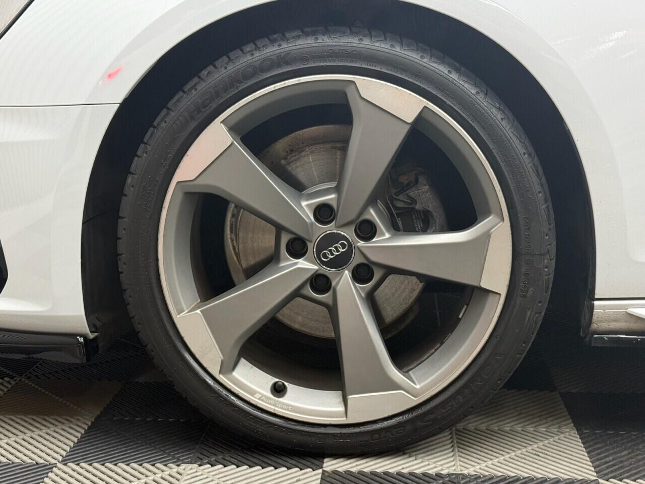 Audi A4 view 4