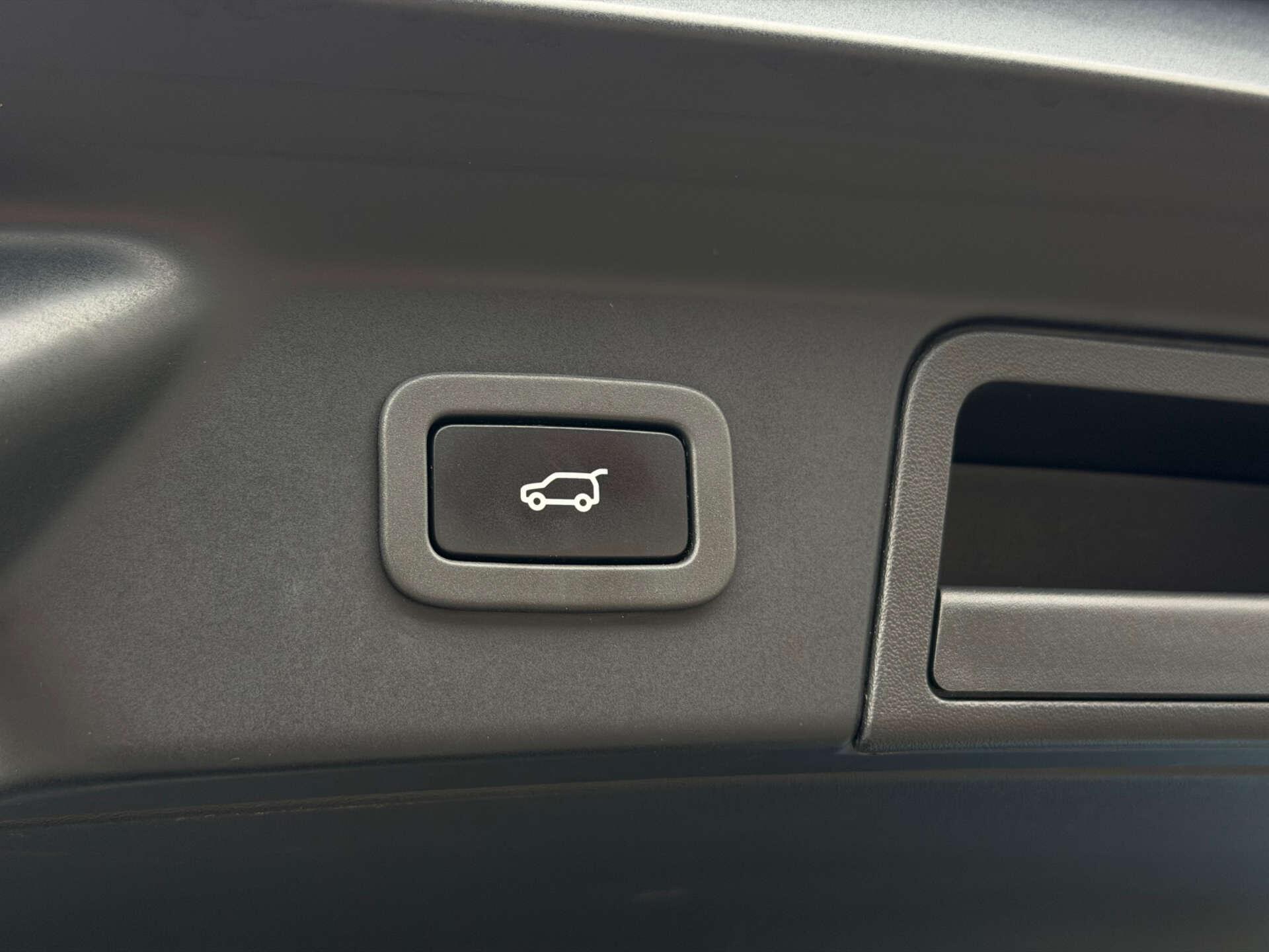 Land Rover Range Rover Velar view 27