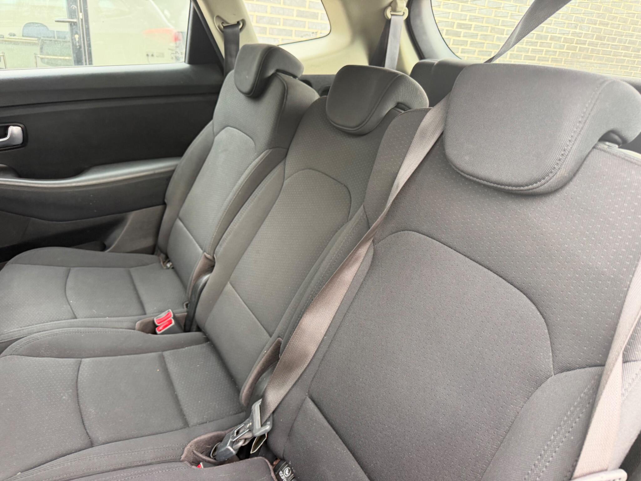 Kia Carens view 28