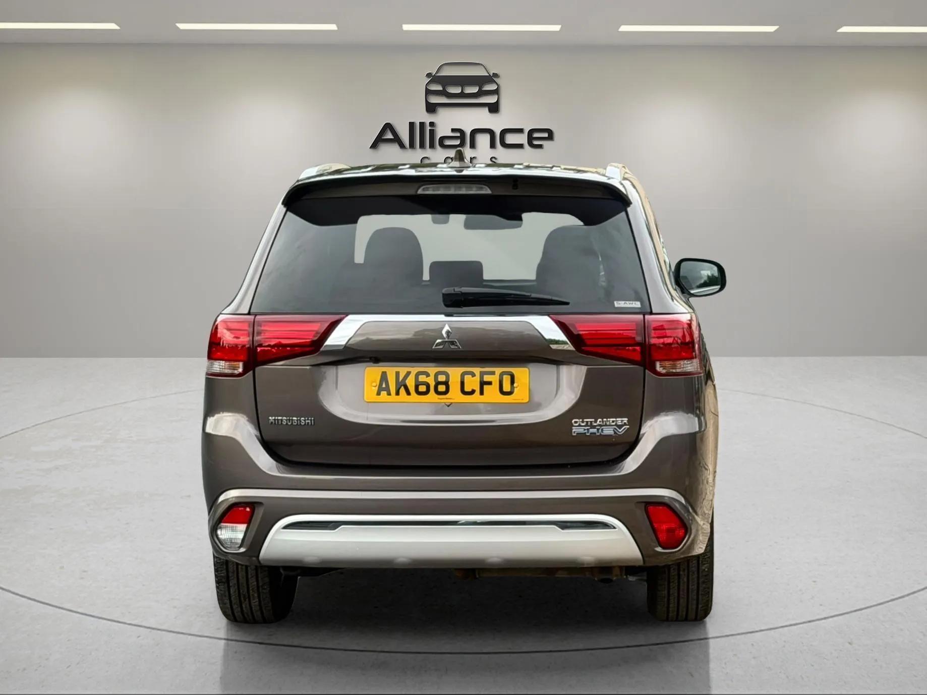 Mitsubishi Outlander view 11