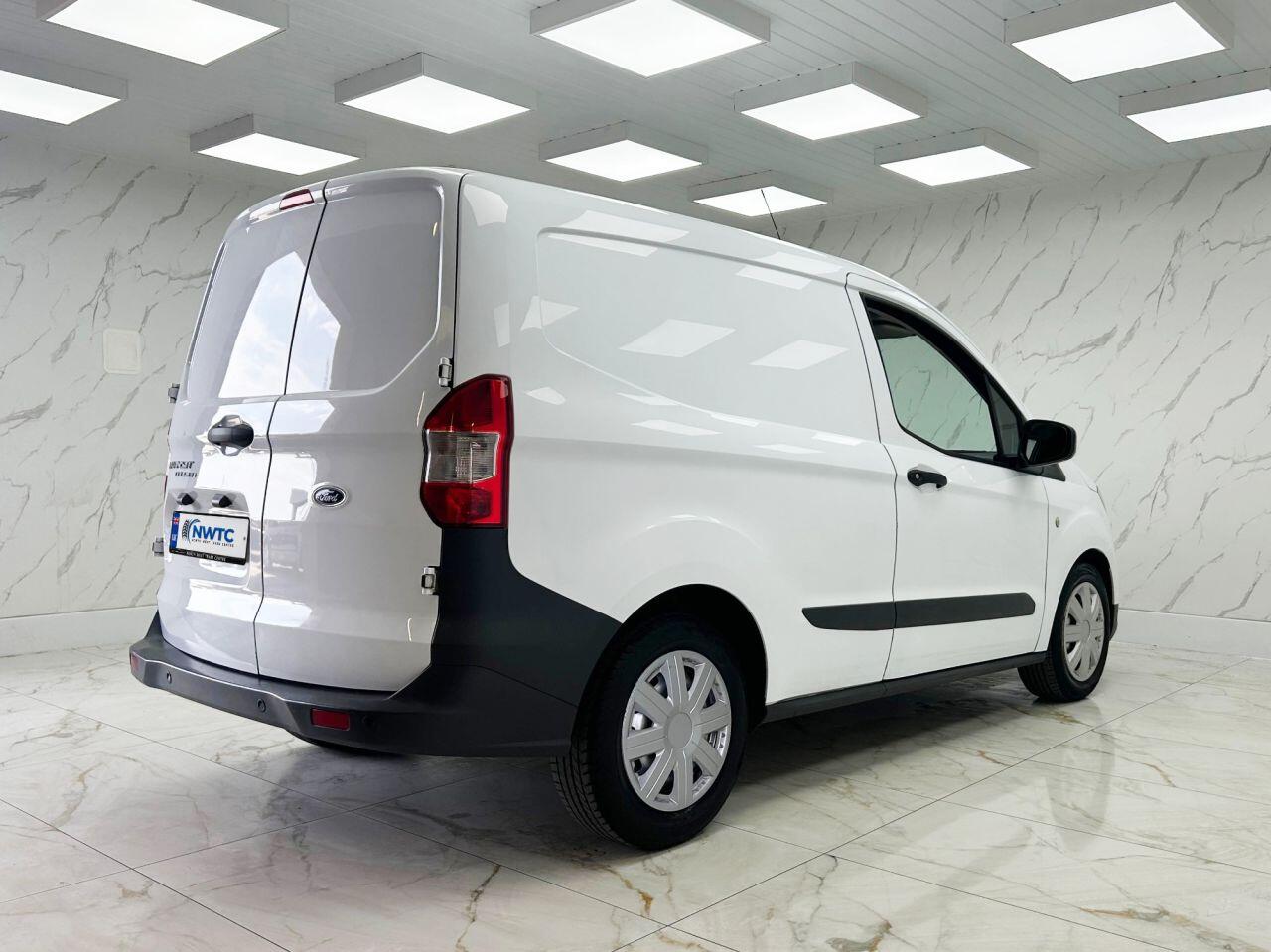 Ford Transit Courier view 13