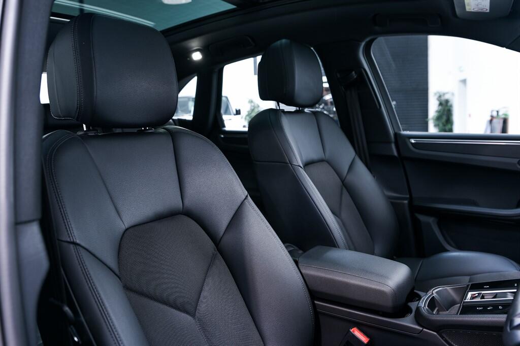 Porsche Macan view 11
