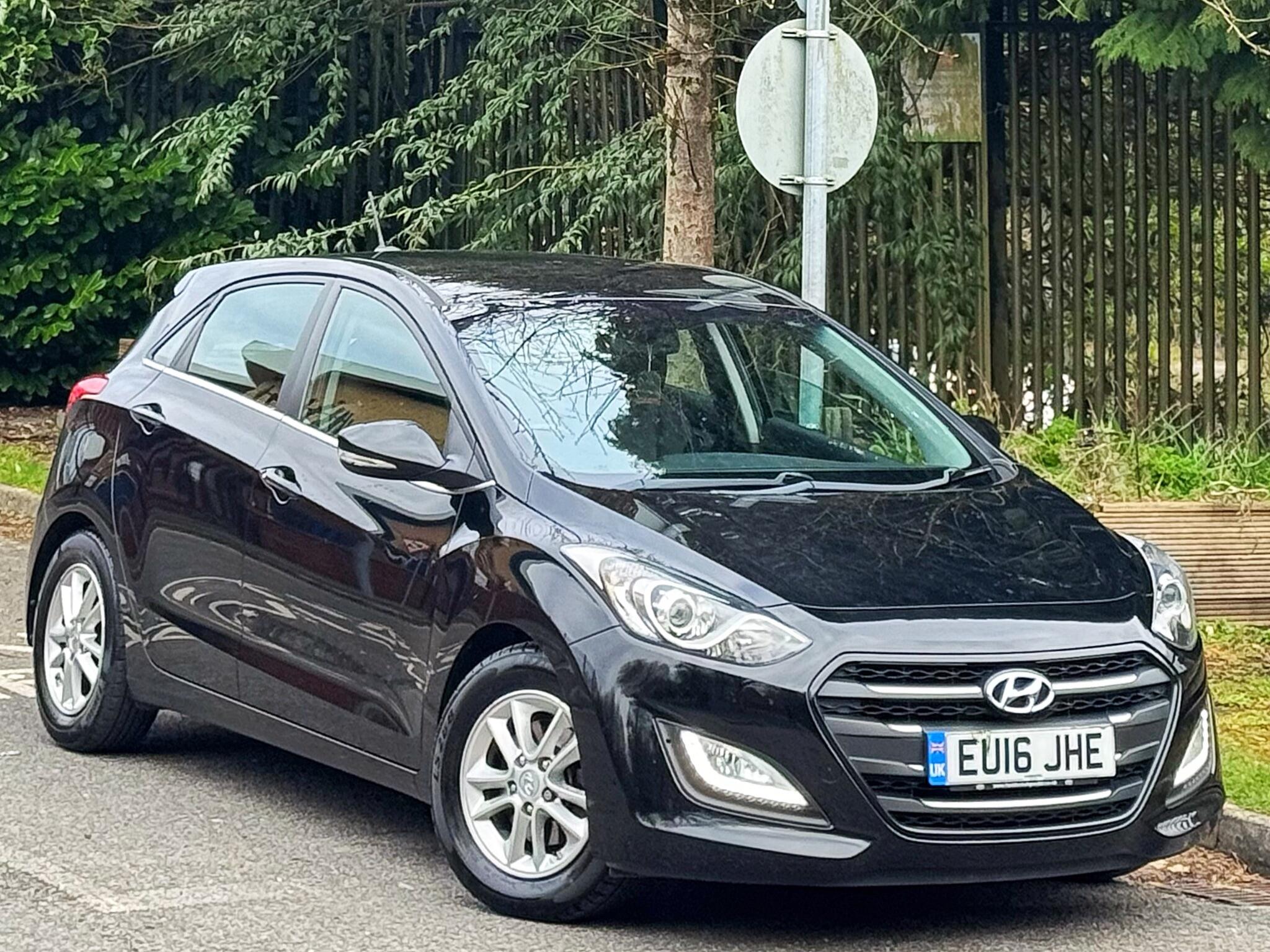 2016 Hyundai i30 1.6 CRDi Blue Drive SE Nav Euro 6 (s/s) 5dr image 2