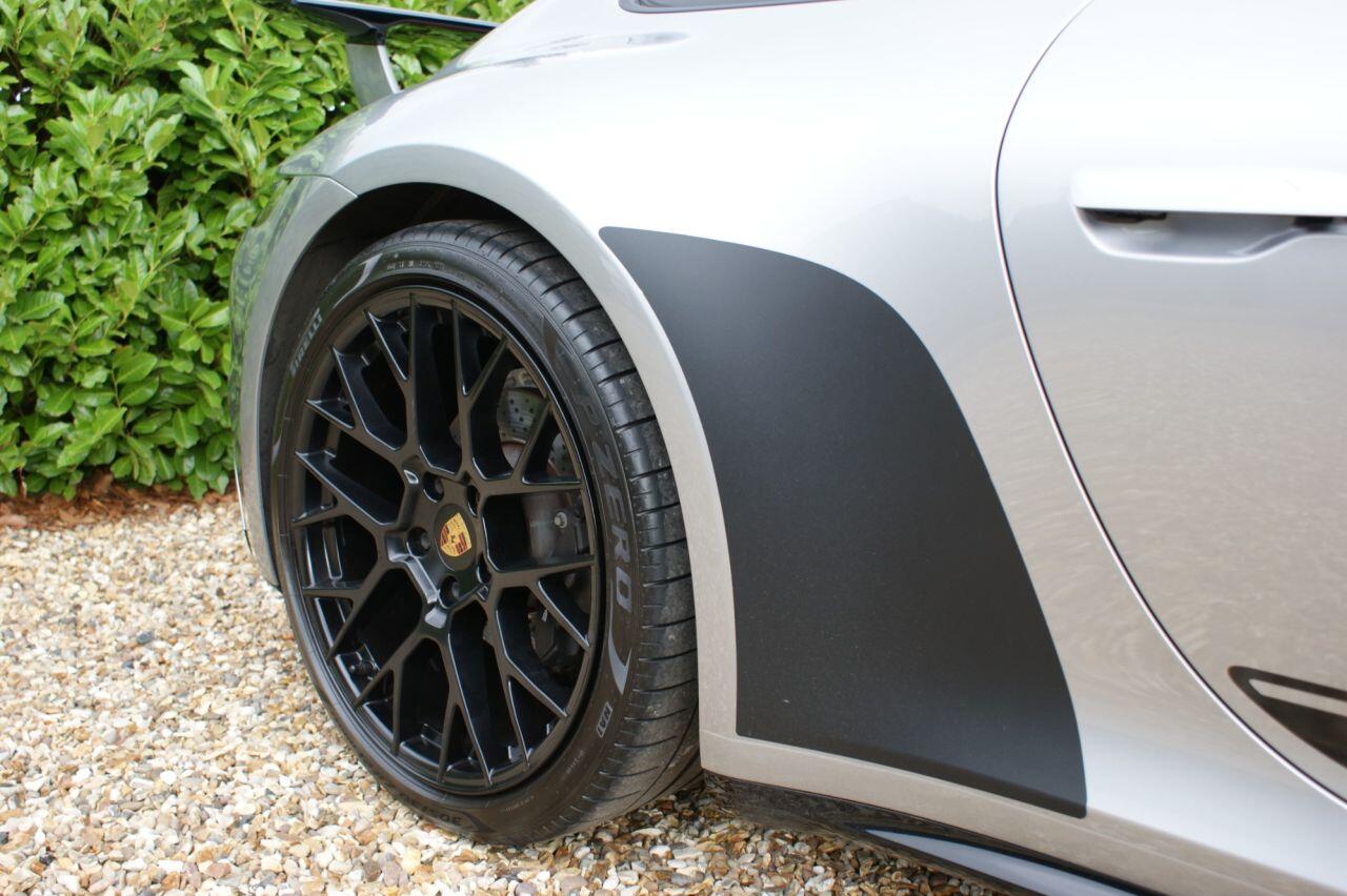 Porsche 911 view 16